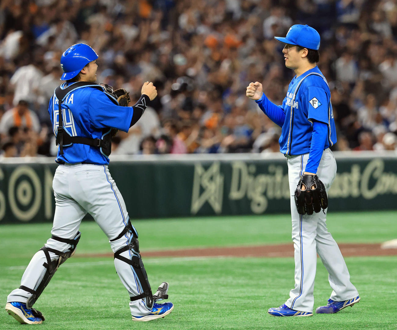 巨人対日本ハム　9回裏巨人2死、中山を左飛に仕留めて完投勝利を決め田宮（左）とグータッチする北山（撮影・浅見桂子）