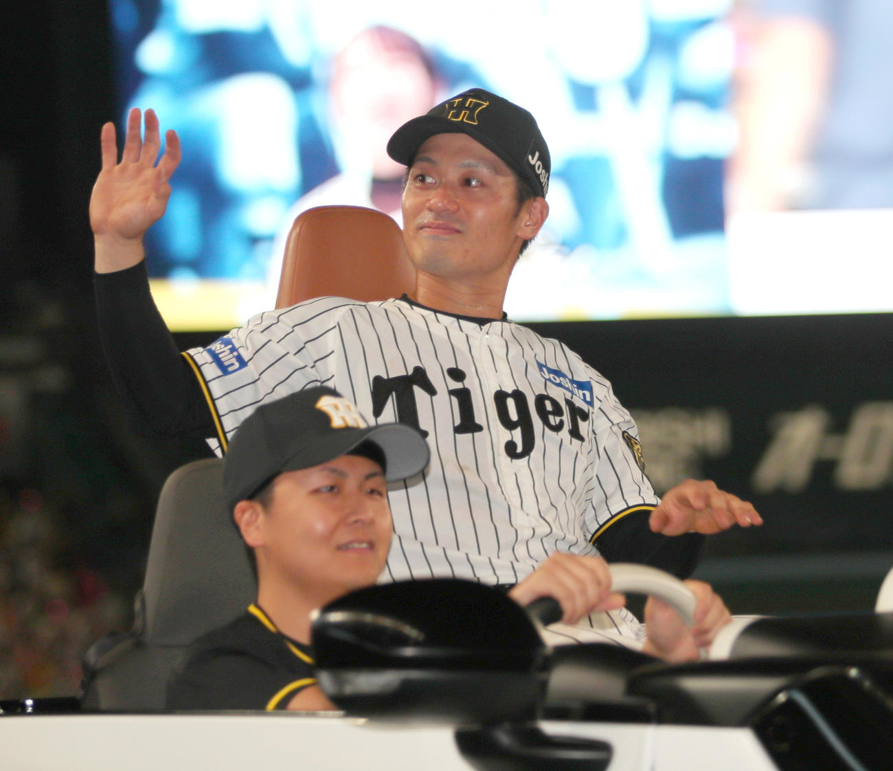 阪神対ロッテ　ファンの声援に応えるヒーローの阪神坂本（撮影・上山淳一）