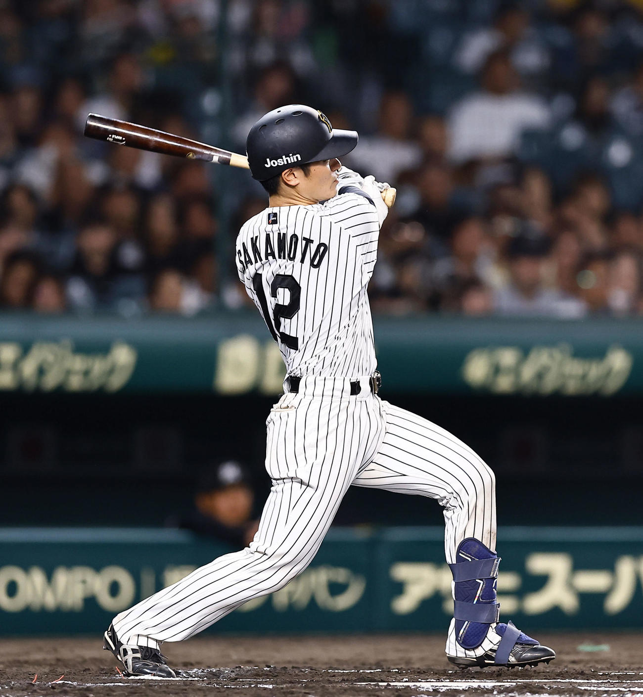 阪神対ロッテ　6回裏阪神1死、坂本は左越えに二塁打を放つ（撮影・藤尾明華）