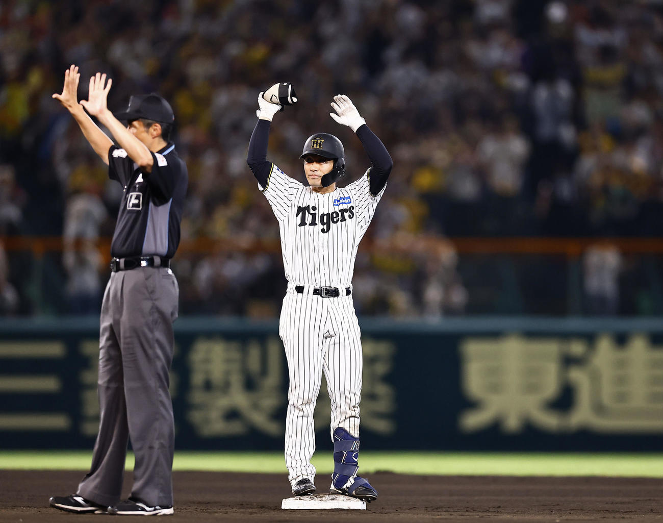 阪神対ロッテ　6回裏阪神1死、坂本は左越えに二塁打を放ちポーズをとる（撮影・藤尾明華）