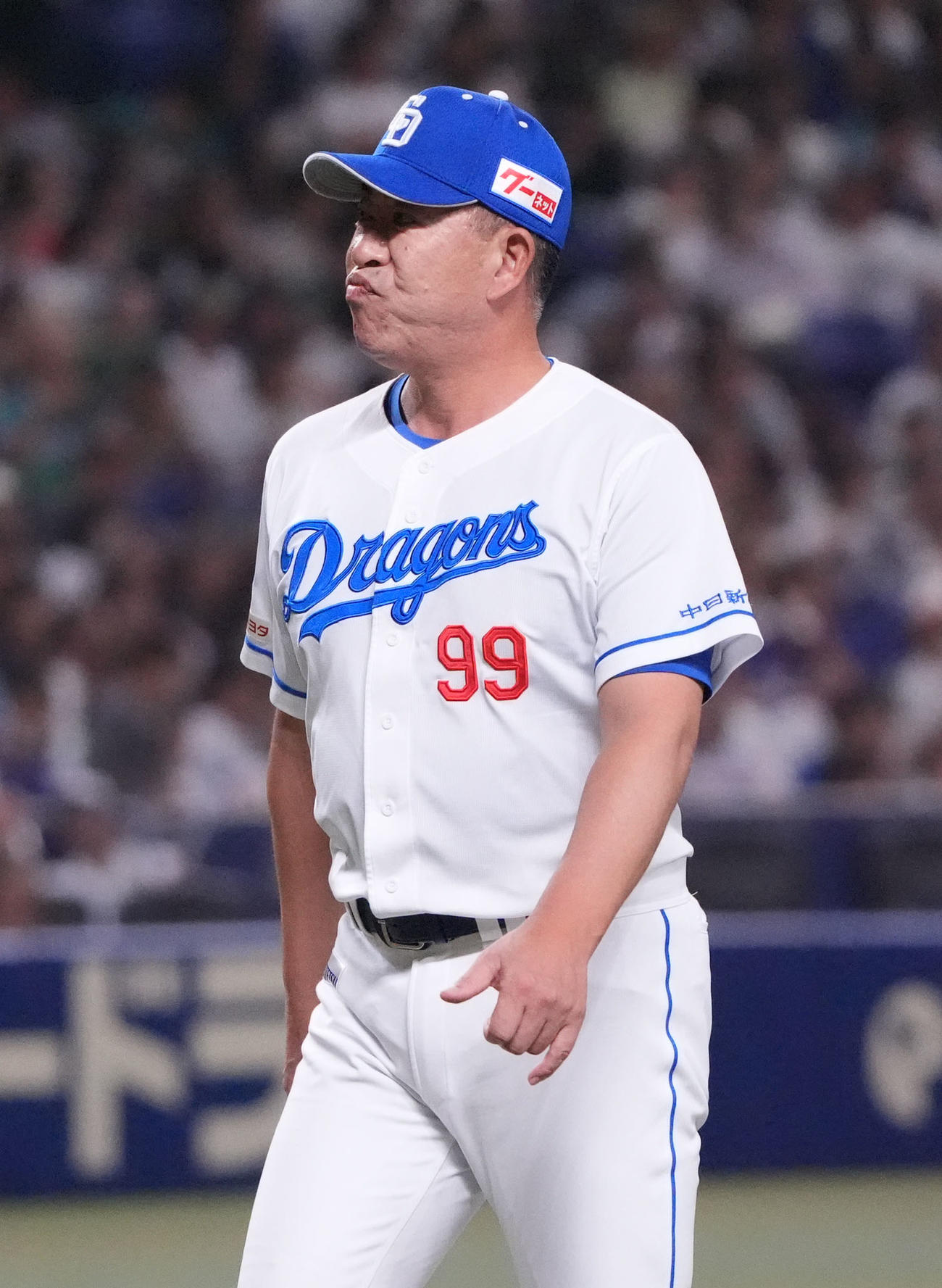 投手交代を告げベンチへ戻る井上監督（撮影・森本幸一）