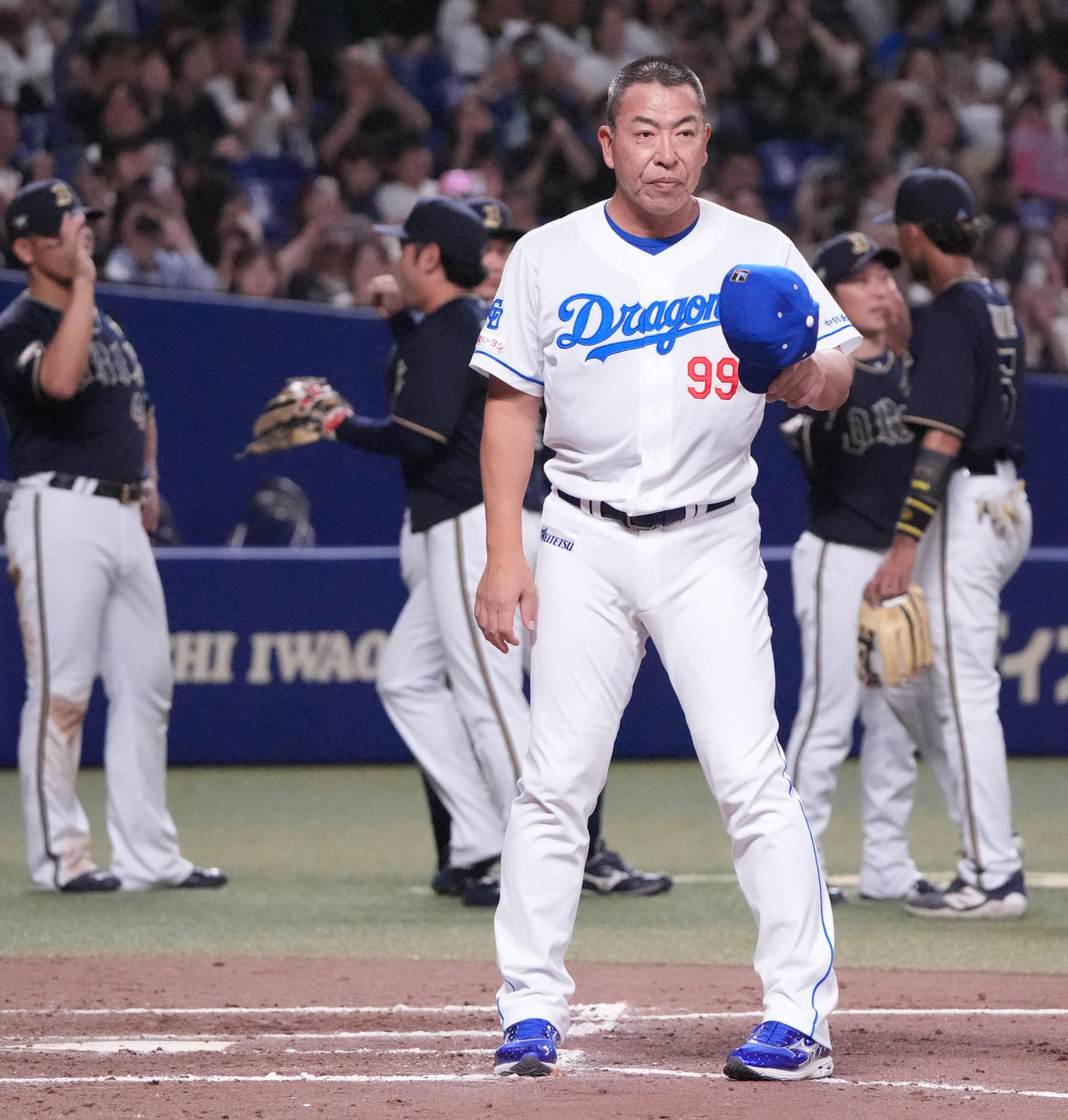 中日対オリックス　試合終了、スタンドの観客にあいさつをする井上監督（撮影・森本幸一）