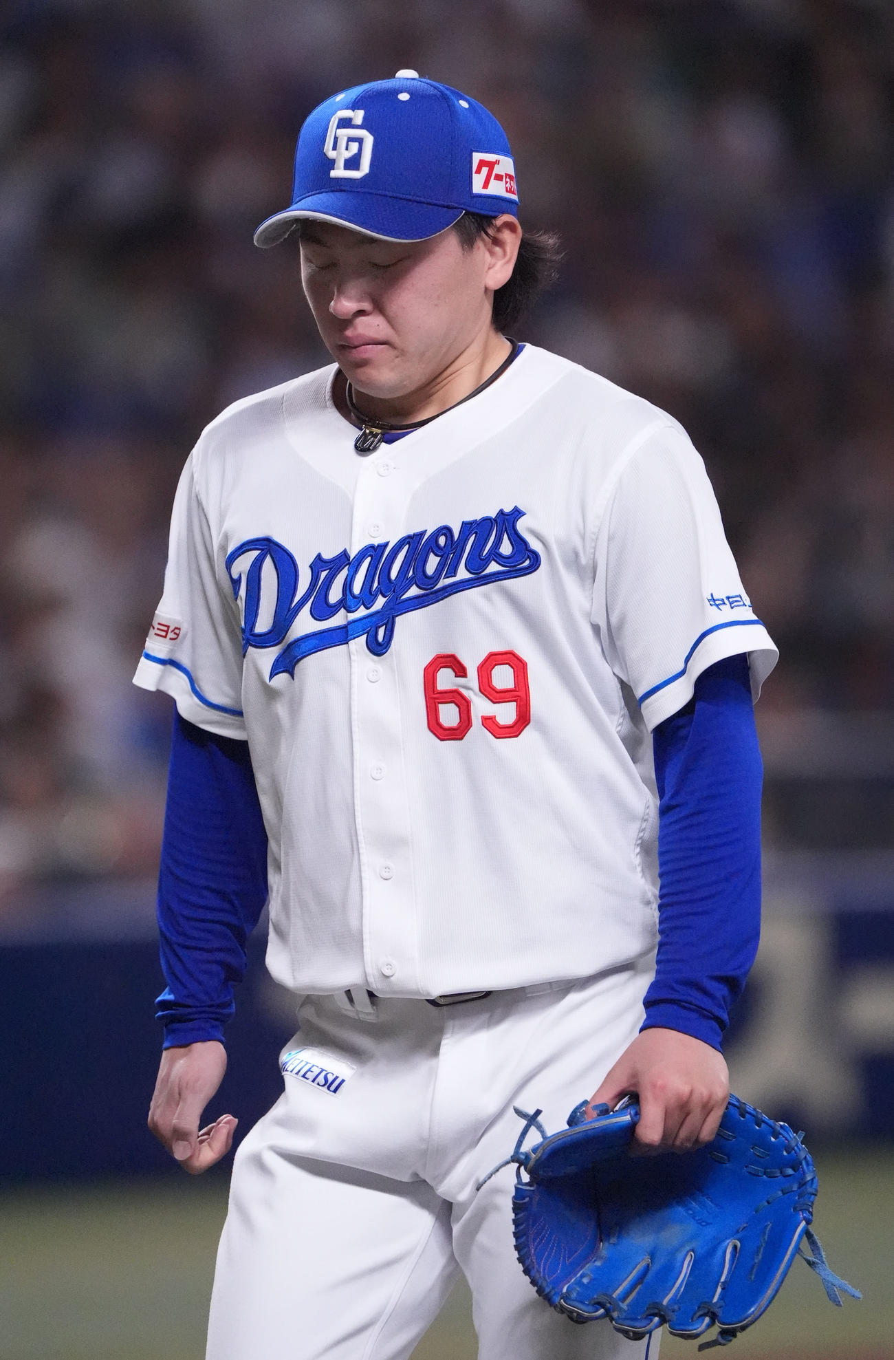 中日対オリックス　4回表オリックス無死三塁、悔しそうな表情でマウンドを降りる三浦（撮影・森本幸一）