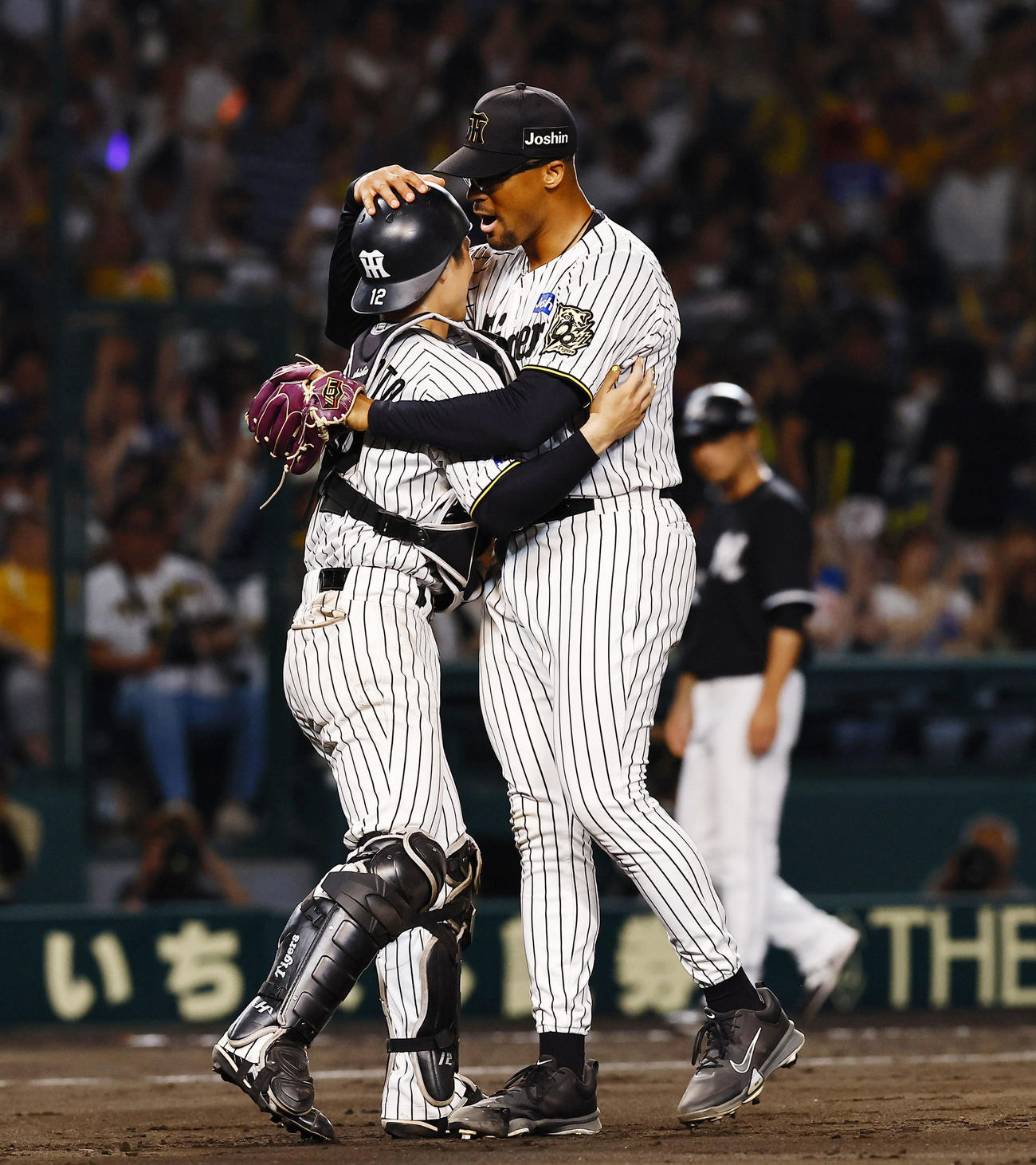 阪神対ロッテ　来日初完封勝利を飾り、坂本（左）と抱き合う阪神デュプランティエ（撮影・藤尾明華）