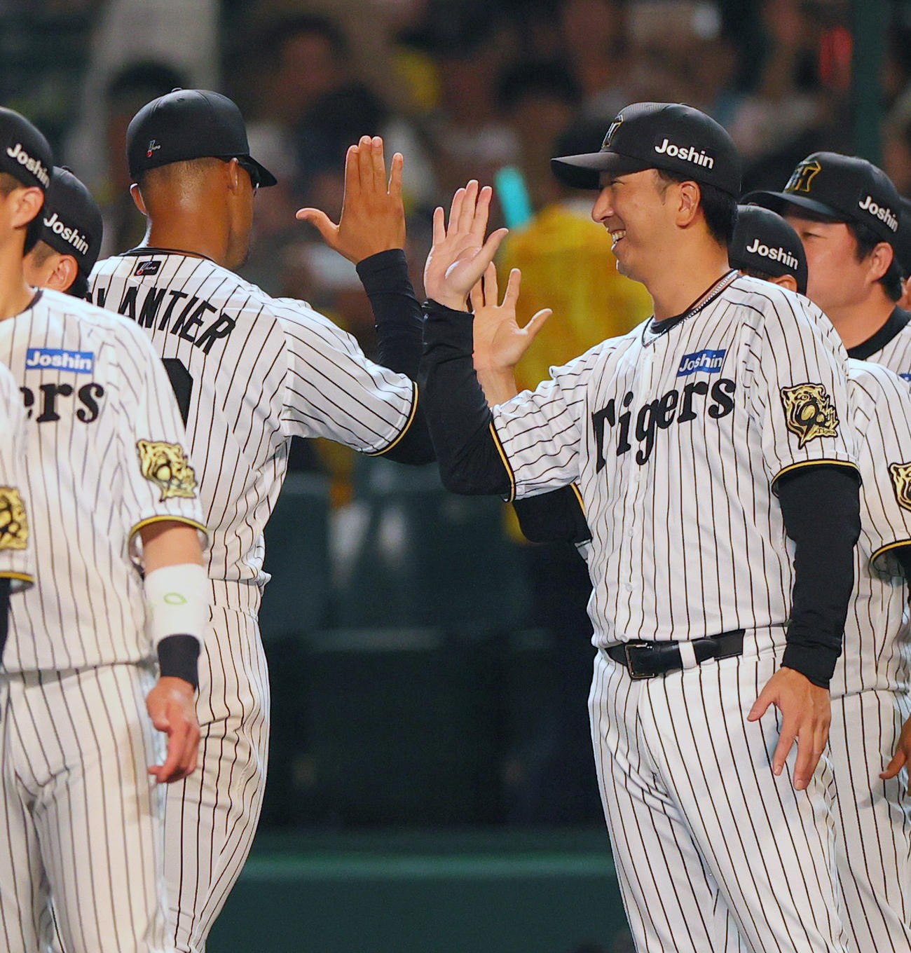 阪神対ロッテ　初完投・初完封勝利を挙げたデュプランティエ（左）を出迎える藤川監督（撮影・上山淳一）