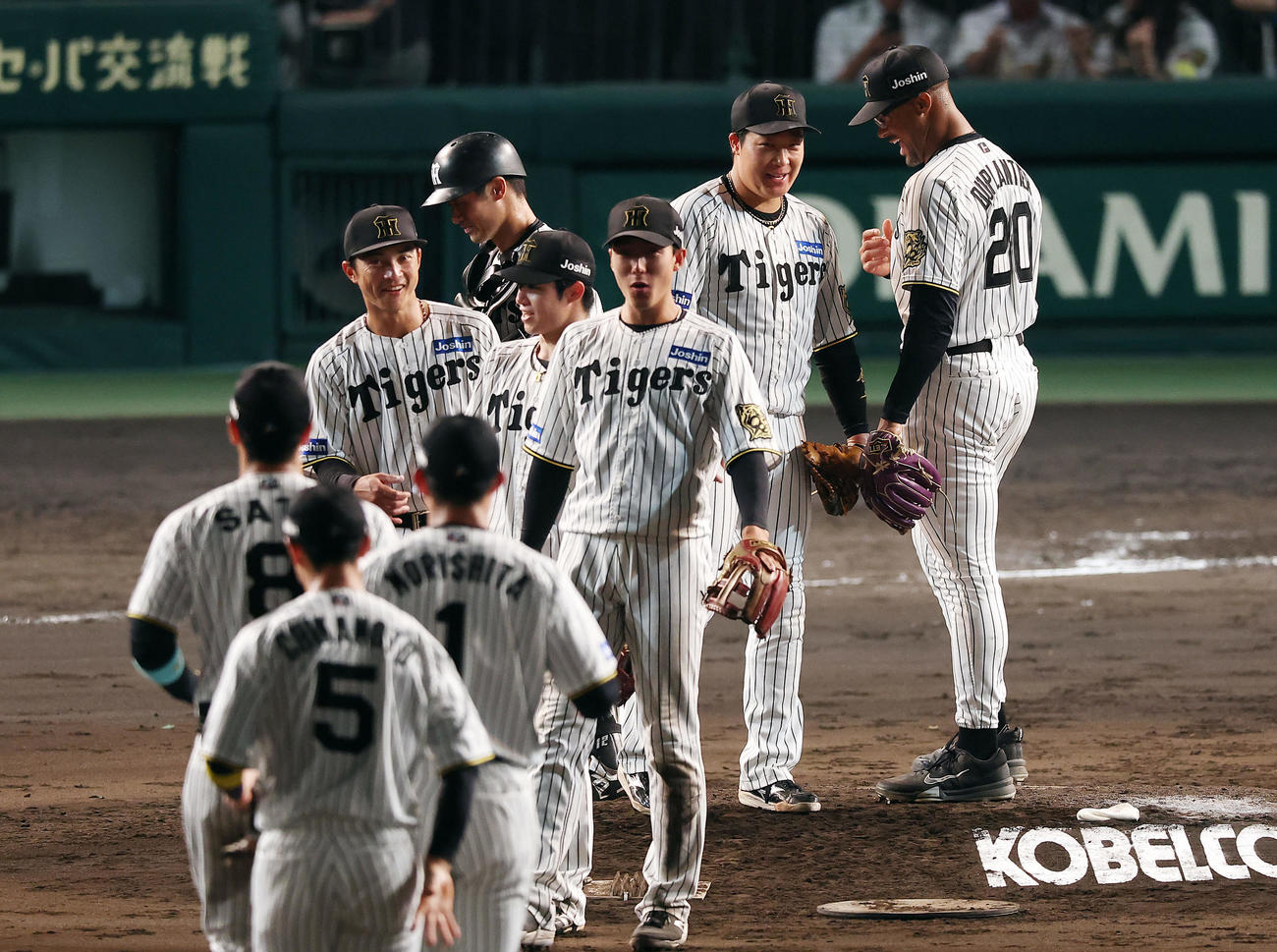 阪神対ロッテ　完封勝利を挙げ大山と笑顔で言葉を交わす阪神デュプランティエ（右端）（撮影・前田充）