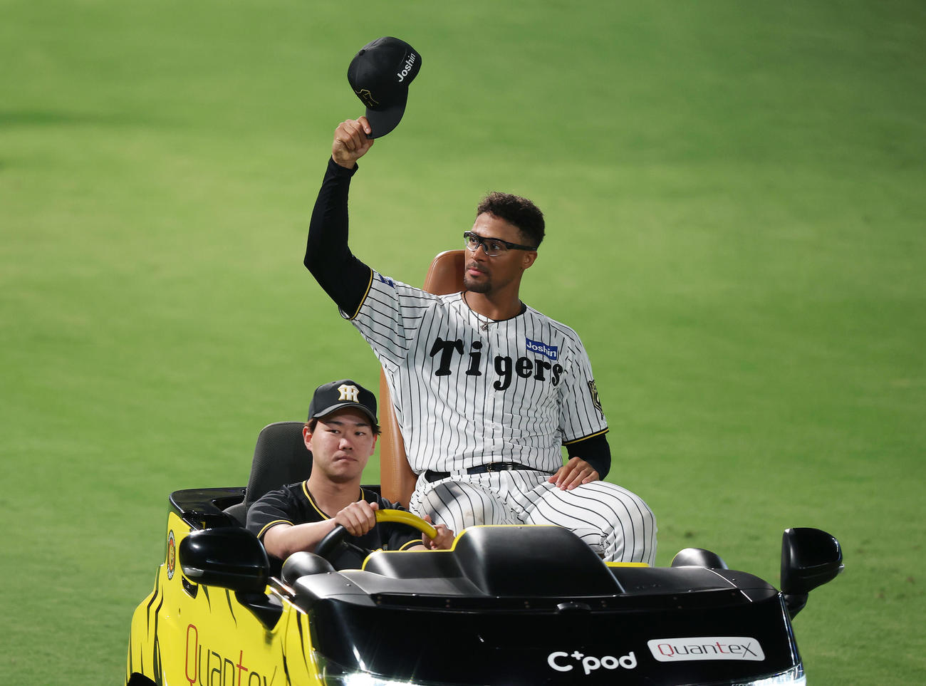阪神対ロッテ　完封勝利を挙げ、ファンの声援に応える阪神デュプランティエ（撮影・前田充）