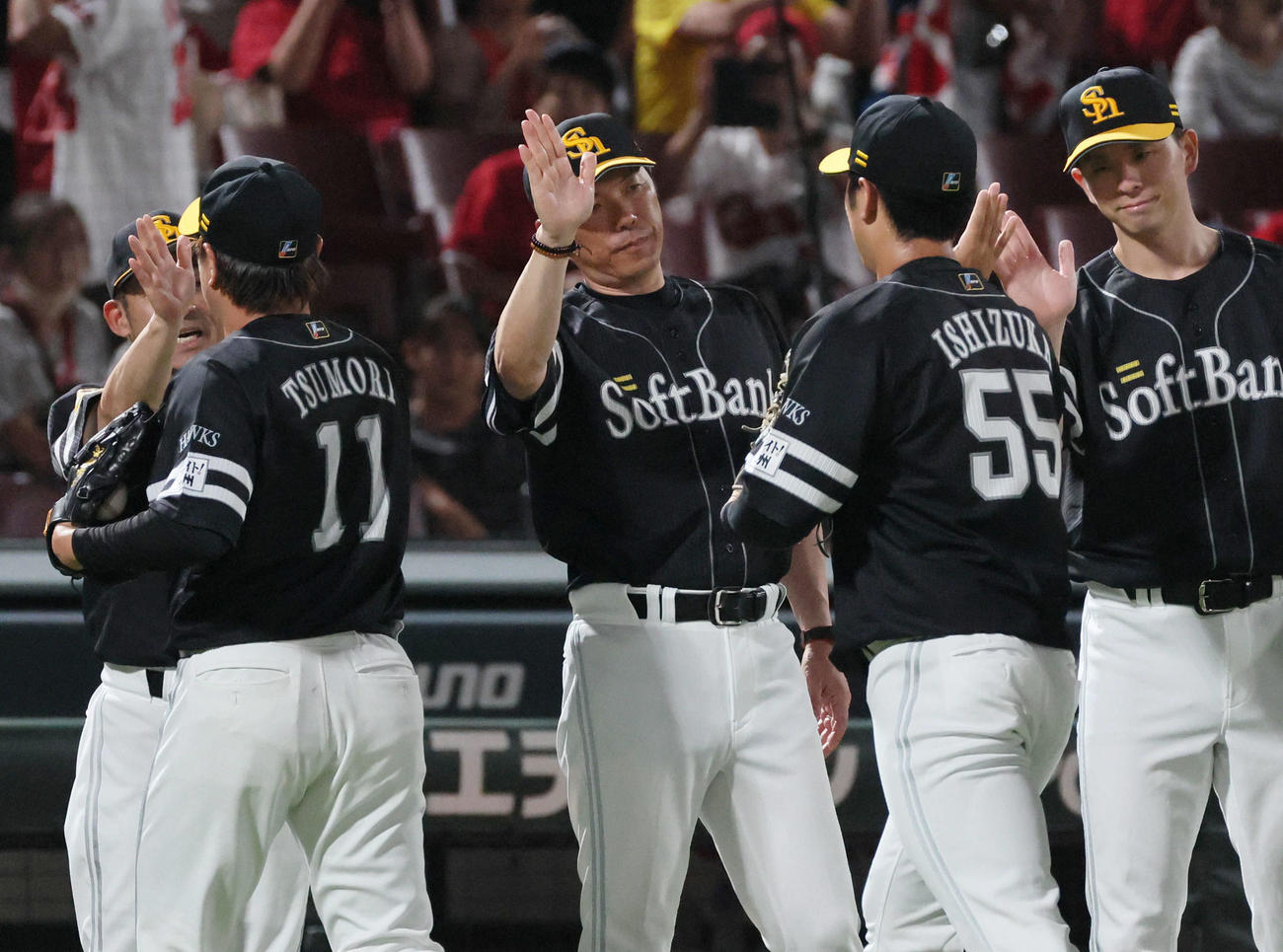 広島対ソフトバンク　快勝したソフトバンクナインを迎える小久保監督（中央）（撮影・加藤孝規）