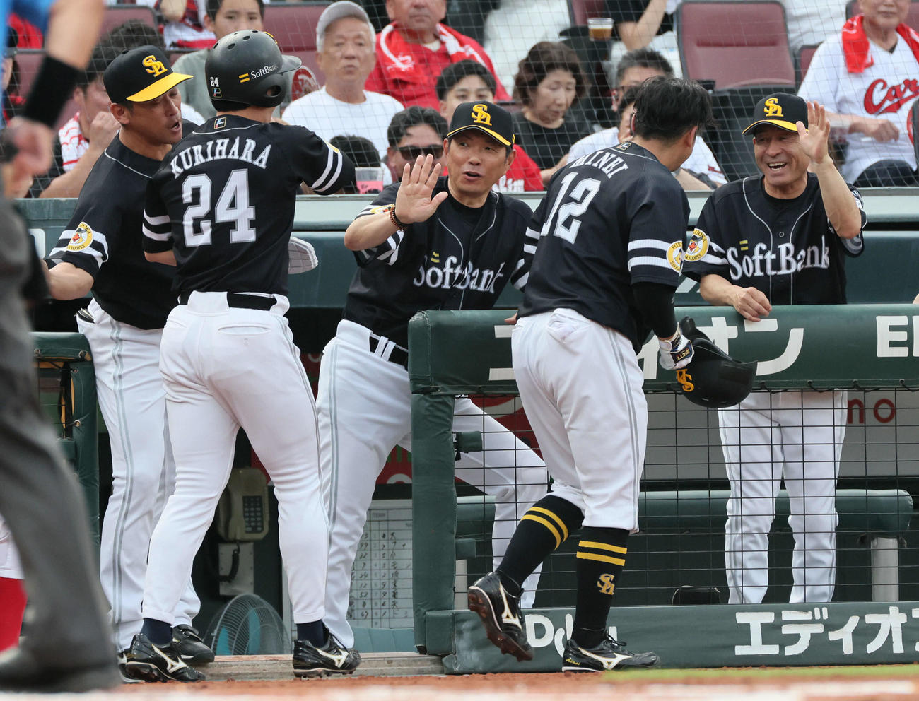 広島対ソフトバンク　1回表ソフトバンク2死二塁、中越え2点本塁打を放った嶺井を迎える小久保監督（中央）（撮影・加藤孝規）