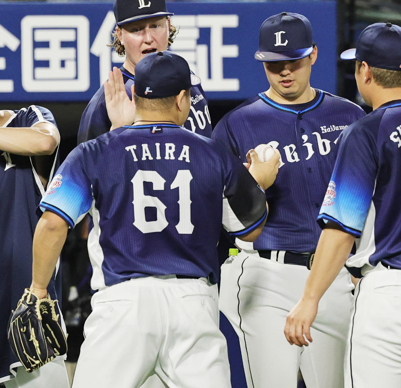 DeNA対西武　平良からウイニングボールを受けとる西武渡辺（撮影・野上伸悟）