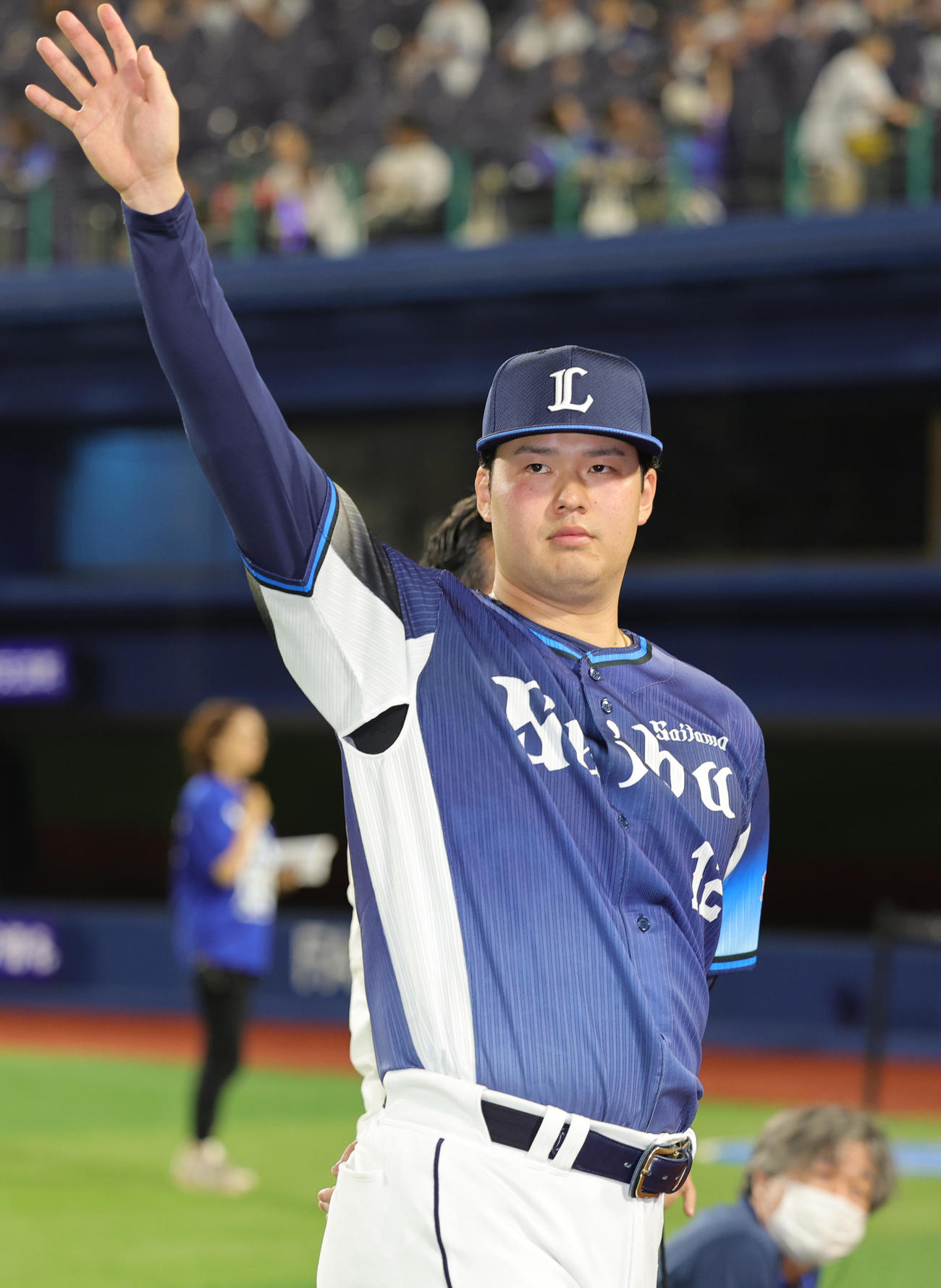 DeNA対西武　5勝目を挙げファンの声援に応える西武渡辺（撮影・野上伸悟）