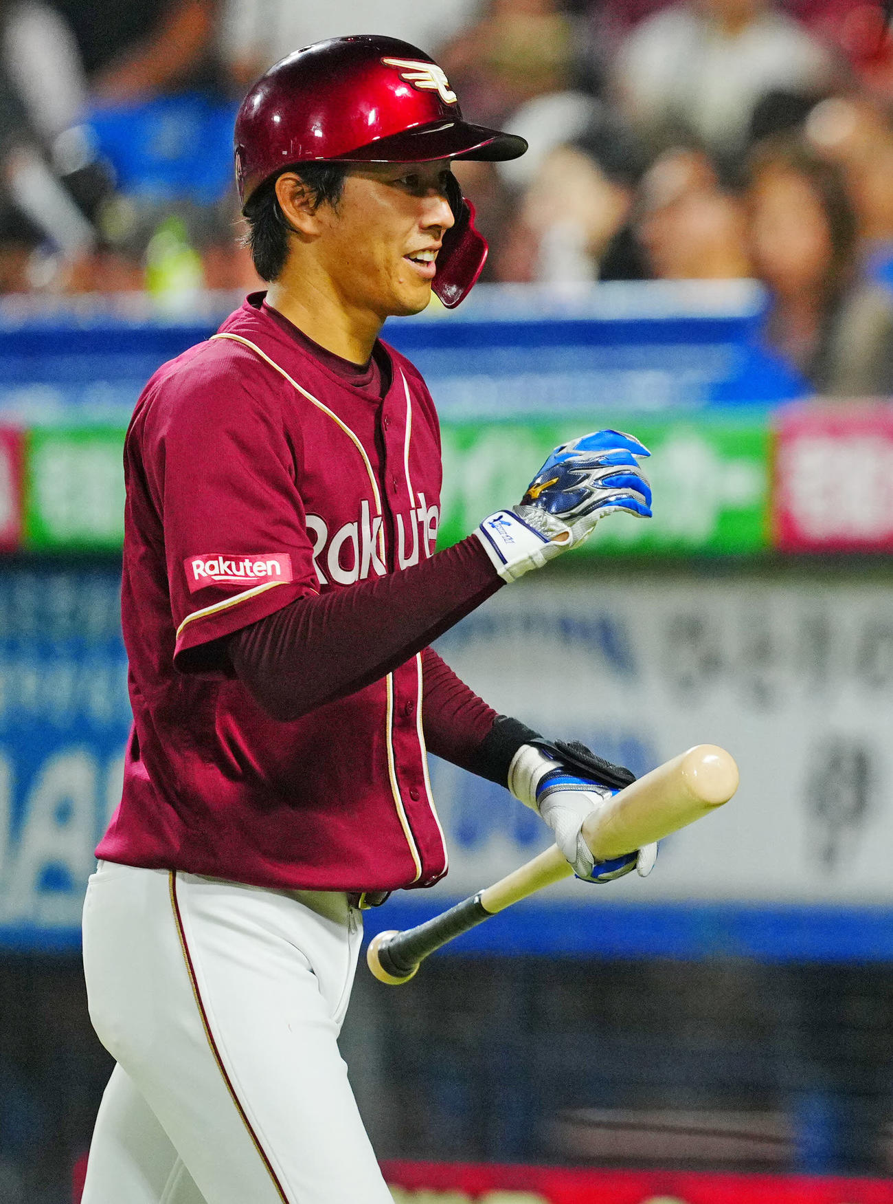 ヤクルト対楽天　7回表楽天無死一塁、犠打を決め笑顔を見せる岸（撮影・垰建太）