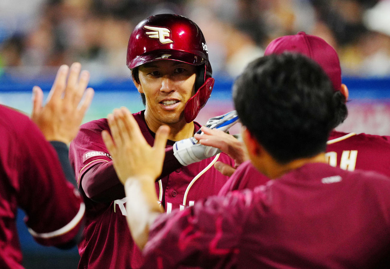 ヤクルト対楽天　7回表楽天無死一塁、犠打を決め笑顔を見せる岸（撮影・垰建太）