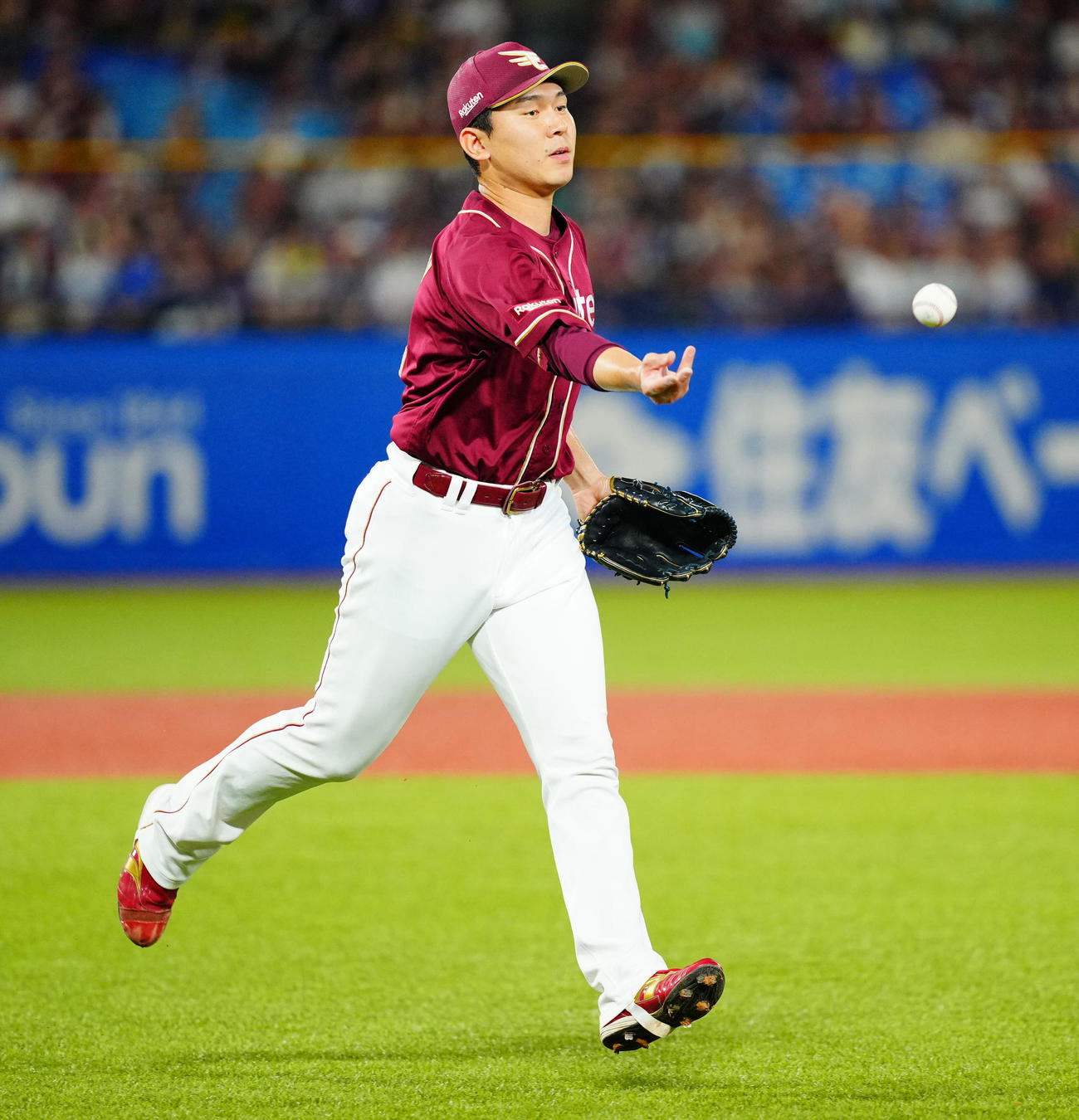ヤクルト対楽天　8回裏ヤクルト2死、中村悠平を投ゴロに仕留め無失点の西口（撮影・垰建太）