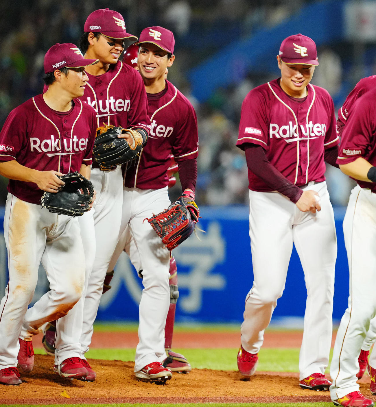 ヤクルト対楽天　ヤクルトに勝利しタッチを交わす楽天ナイン（撮影・垰建太）