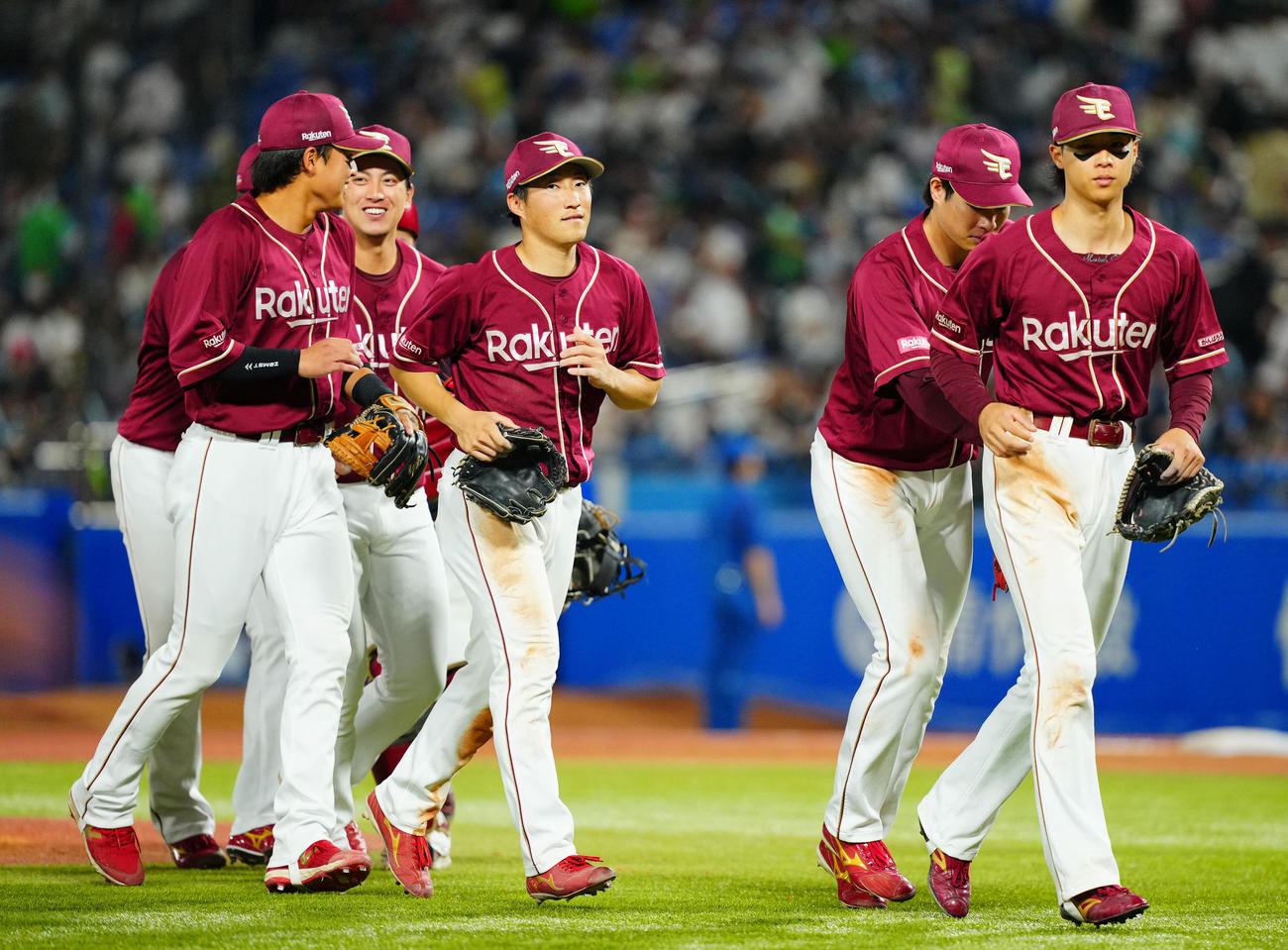 ヤクルト対楽天　ヤクルトに勝利しタッチを交わす楽天ナイン（撮影・垰建太）
