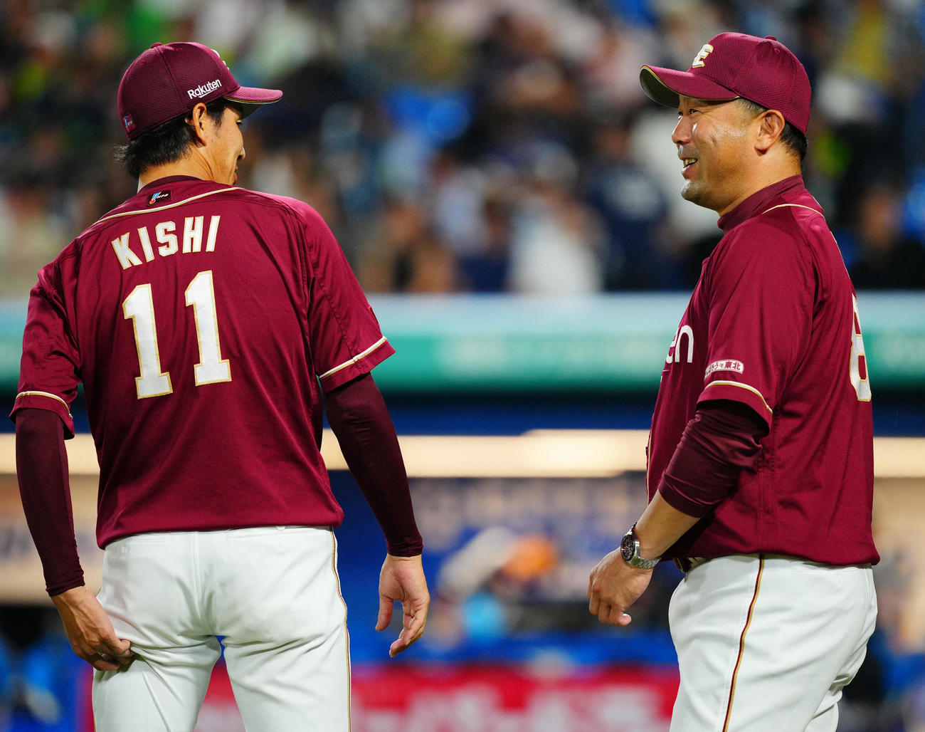 ヤクルト対楽天　ヤクルトに勝利し楽天岸（左）と笑顔で言葉を交わす三木監督（撮影・垰建太）