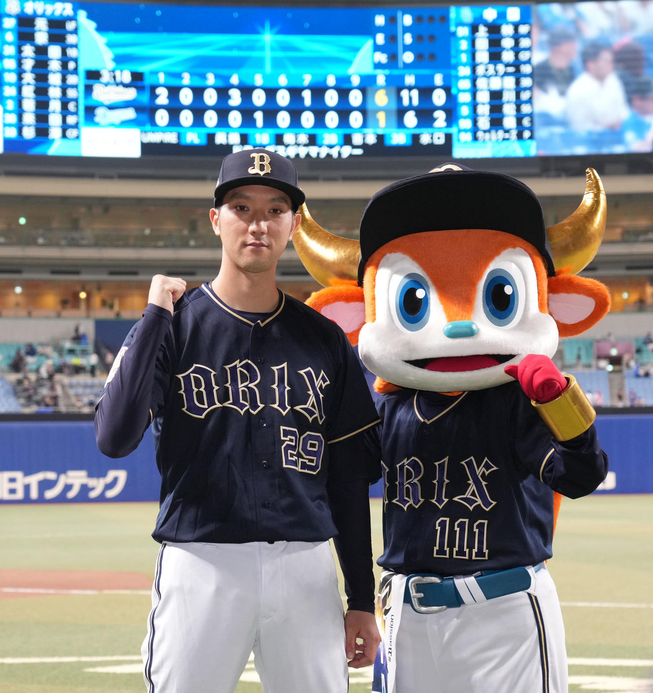 中日対オリックス　田嶋（左）はヒーローインタビューを終えバファローブルとポーズを決める（撮影・森本幸一）