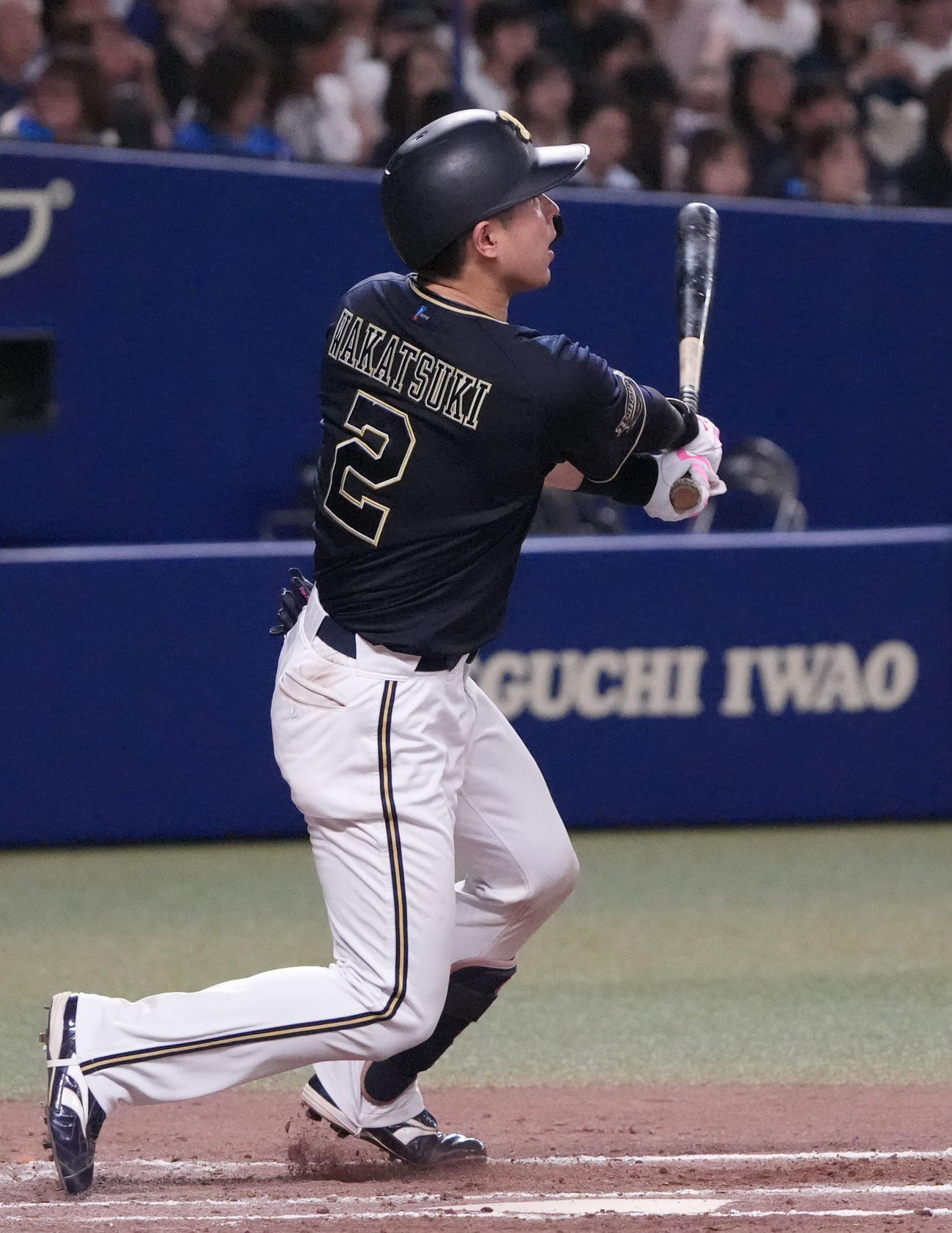 中日対オリックス　7回表オリックス2死一塁、左中間適時二塁打を放つ若月（撮影・森本幸一）