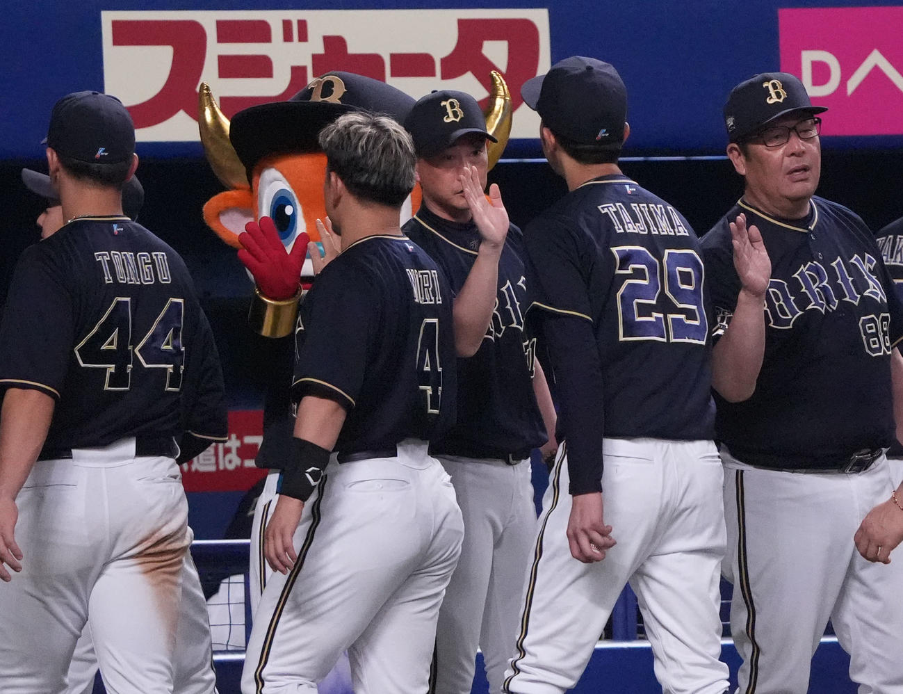 中日対オリックス　試合終了、中日に勝利し岸田監督（左から3人目）はナインを迎える（撮影・森本幸一）