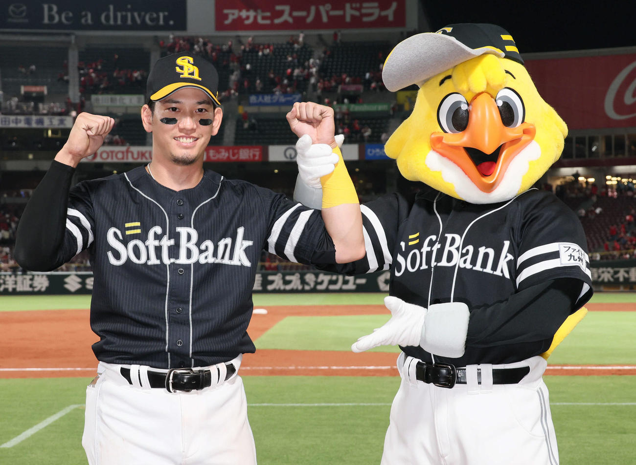 広島対ソフトバンク　ハーリーホークとポーズを決める栗原（左）（撮影・加藤孝規）