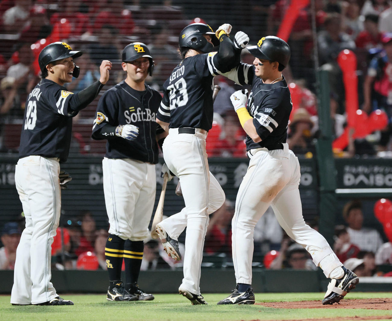 広島対ソフトバンク　7回表ソフトバンク2死一、三塁、右越え3点本塁打を放った栗原（右）（撮影・加藤孝規）