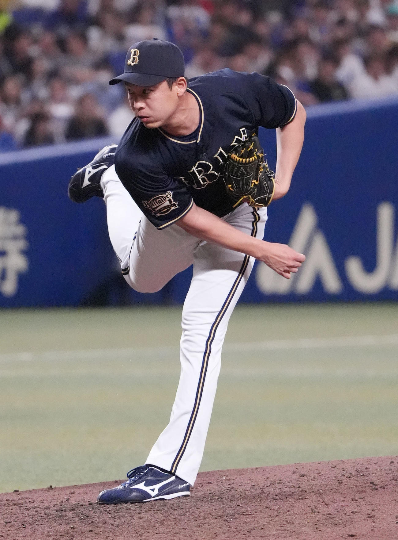 中日対オリックス　7回裏、オリックス2番手で登板する岩崎（撮影・森本幸一）