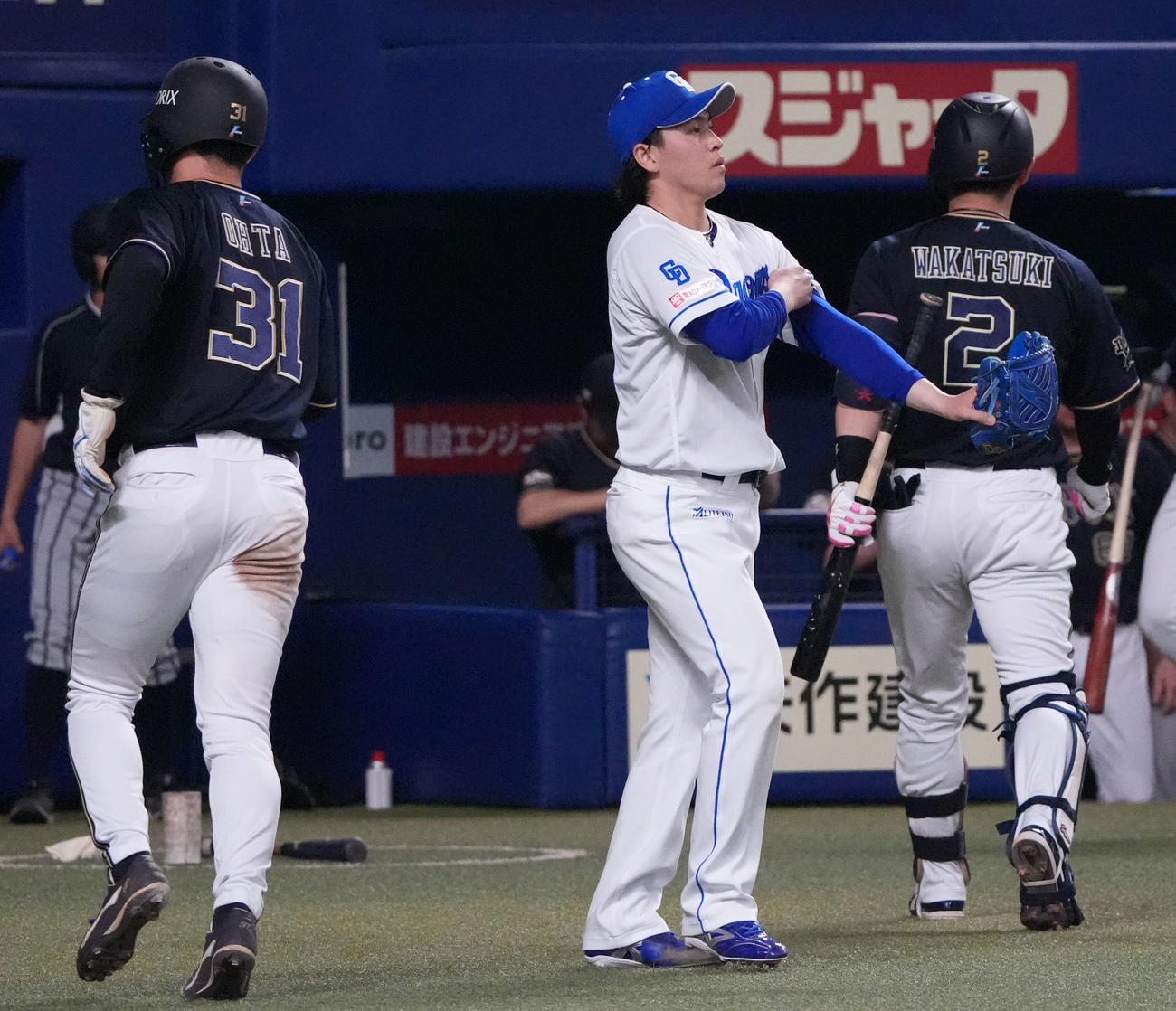 中日対オリックス　1回表オリックス1死満塁、三浦（中央）は紅林の中犠飛で追加点を奪われさえない表情を見せる（撮影・森本幸一）