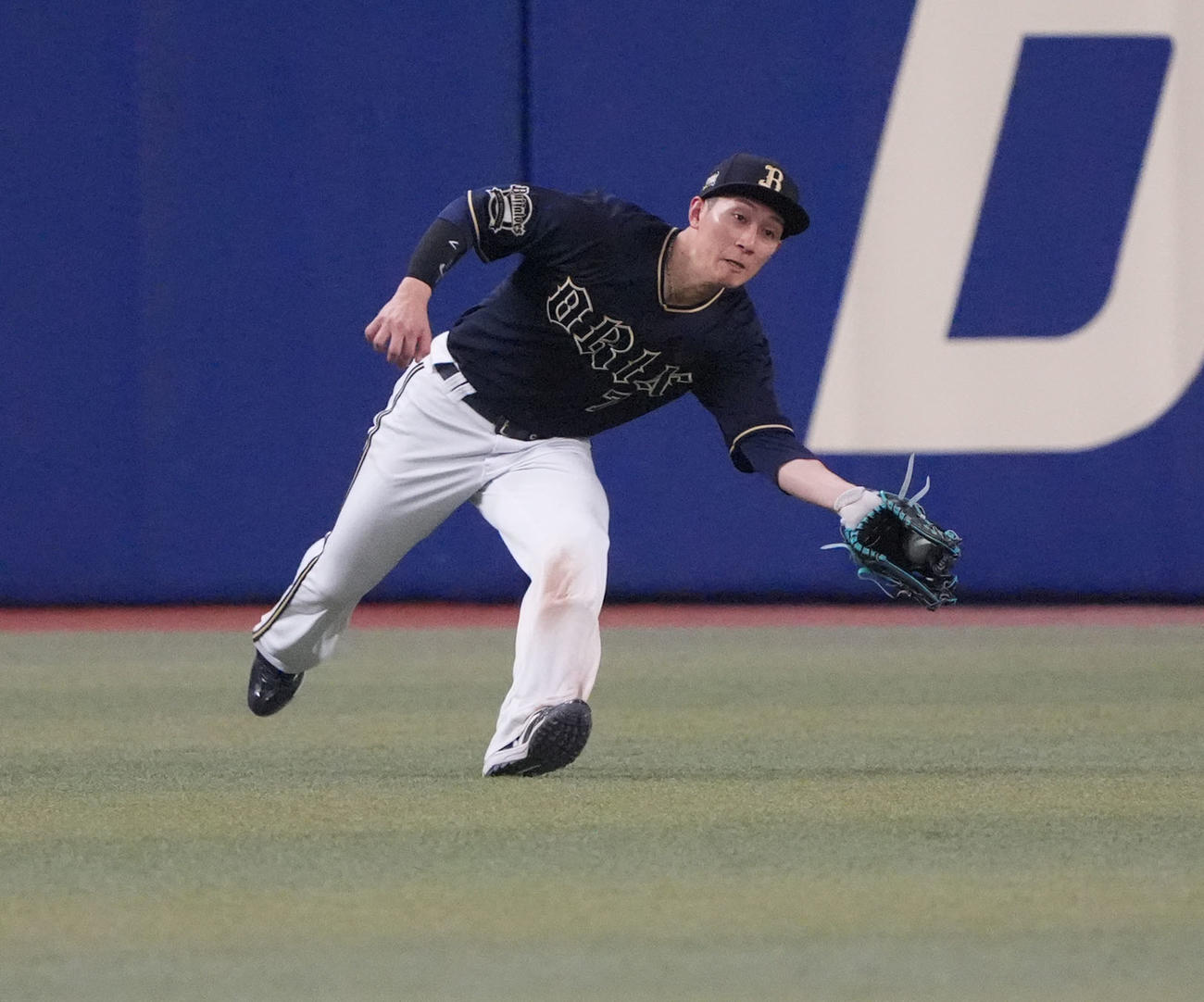 中日対オリックス　6回裏中日無死、田中幹也の打球を好捕する西川（撮影・森本幸一）