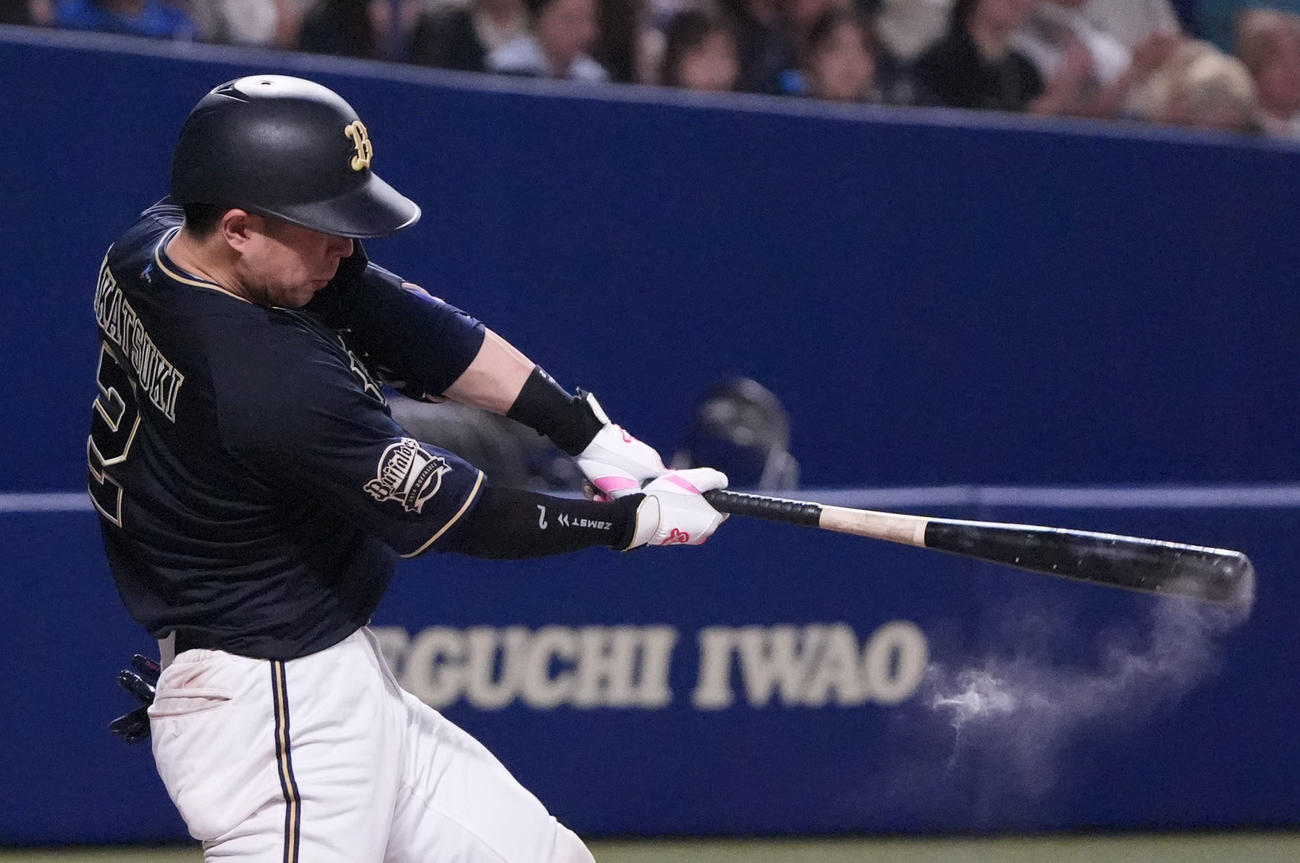 中日対オリックス　7回表オリックス2死一塁、左中間適時二塁打を放つ若月（撮影・森本幸一）