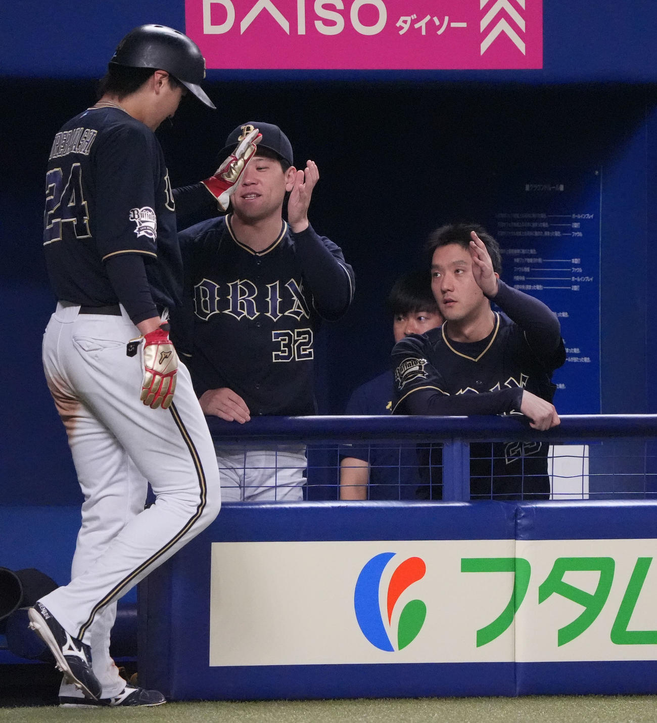 中日対オリックス　7回表オリックス2死一塁、田嶋（右）は生還した紅林を迎える（撮影・森本幸一）