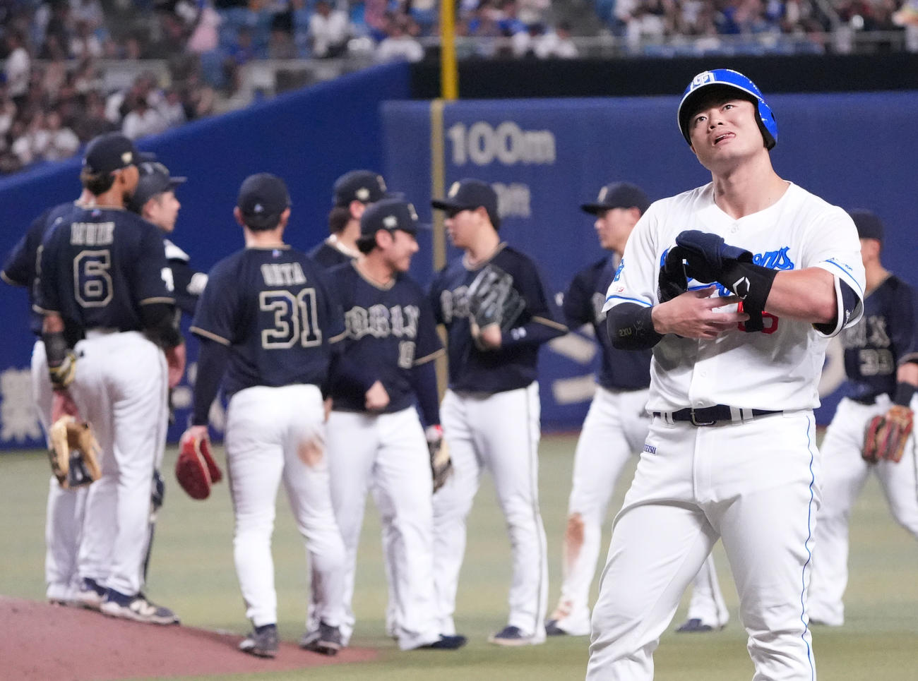 中日対オリックス　9回裏中日2死、一飛に倒れ試合終了、さえない表情を見せる細川（撮影・森本幸一）