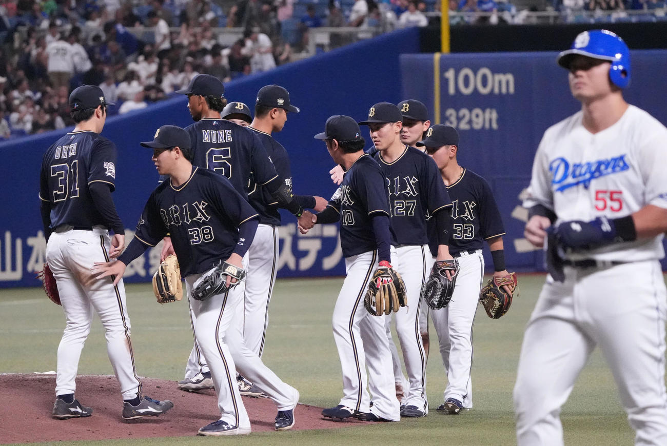 中日対オリックス　勝利に喜ぶオリックスナイン（撮影・森本幸一）