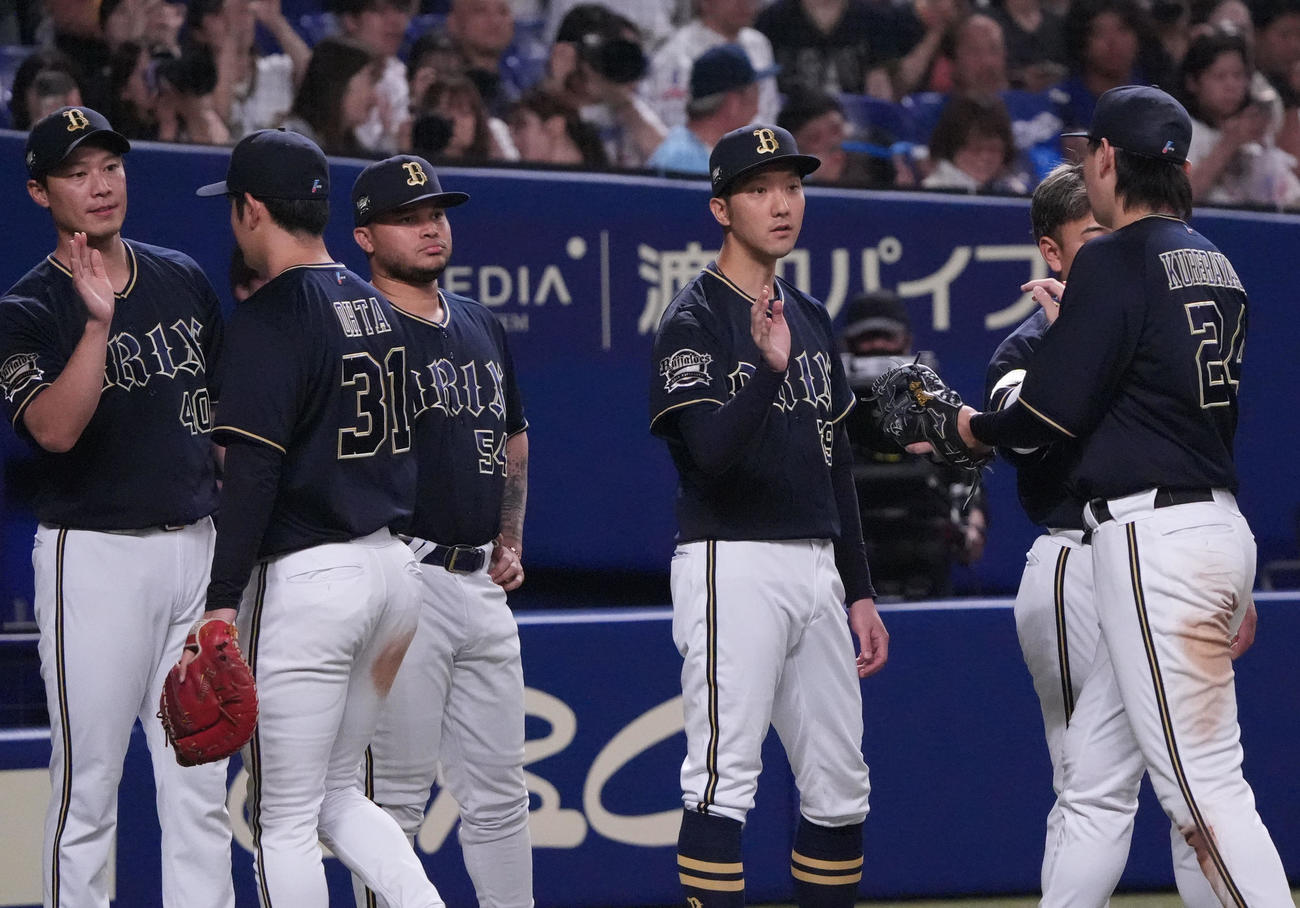 中日対オリックス　試合終了、田嶋（右から3人目）はナインを迎える（撮影・森本幸一）