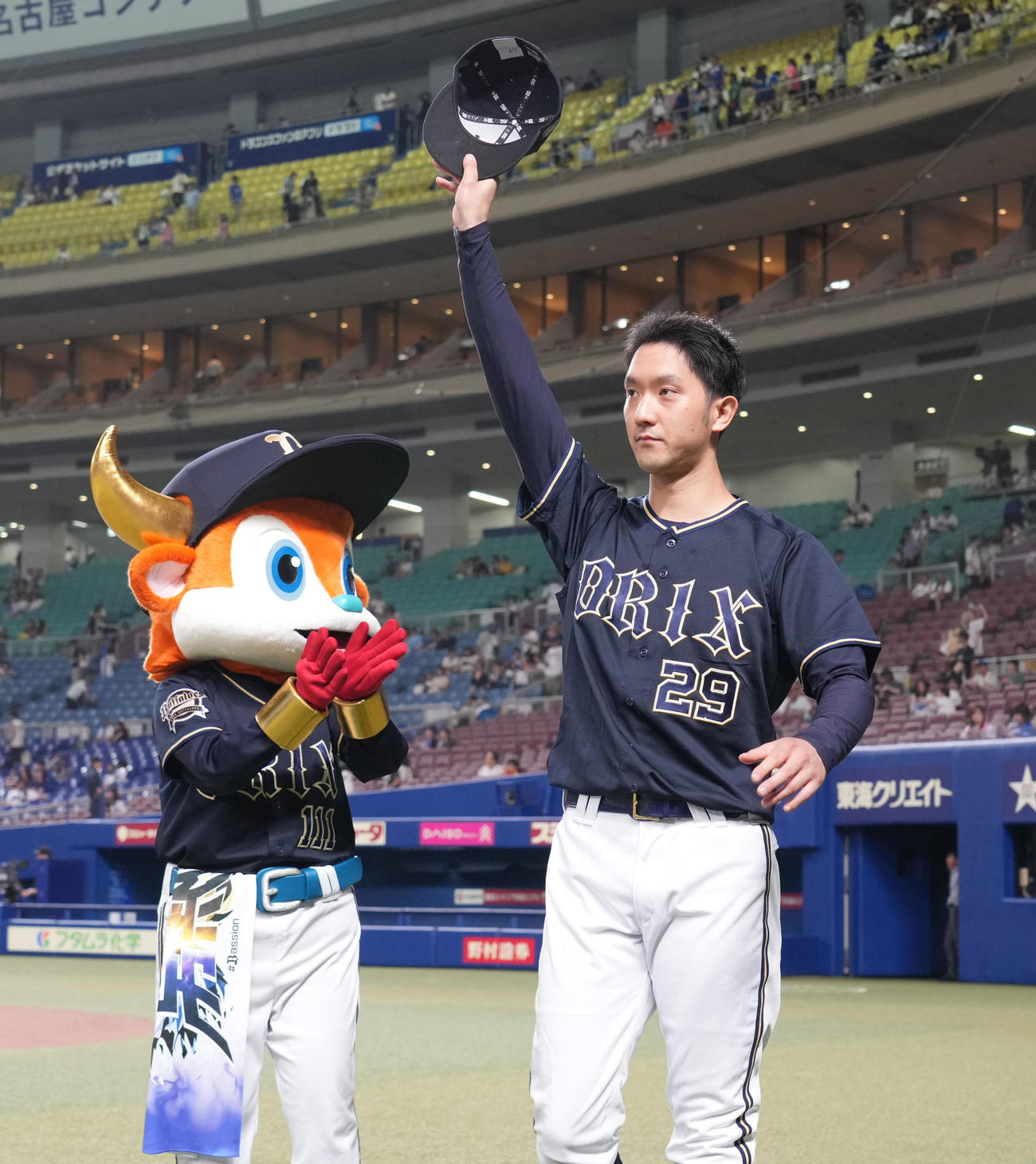 中日対オリックス　田嶋（右）はヒーローインタビューを終えファンの声援に応える（撮影・森本幸一）