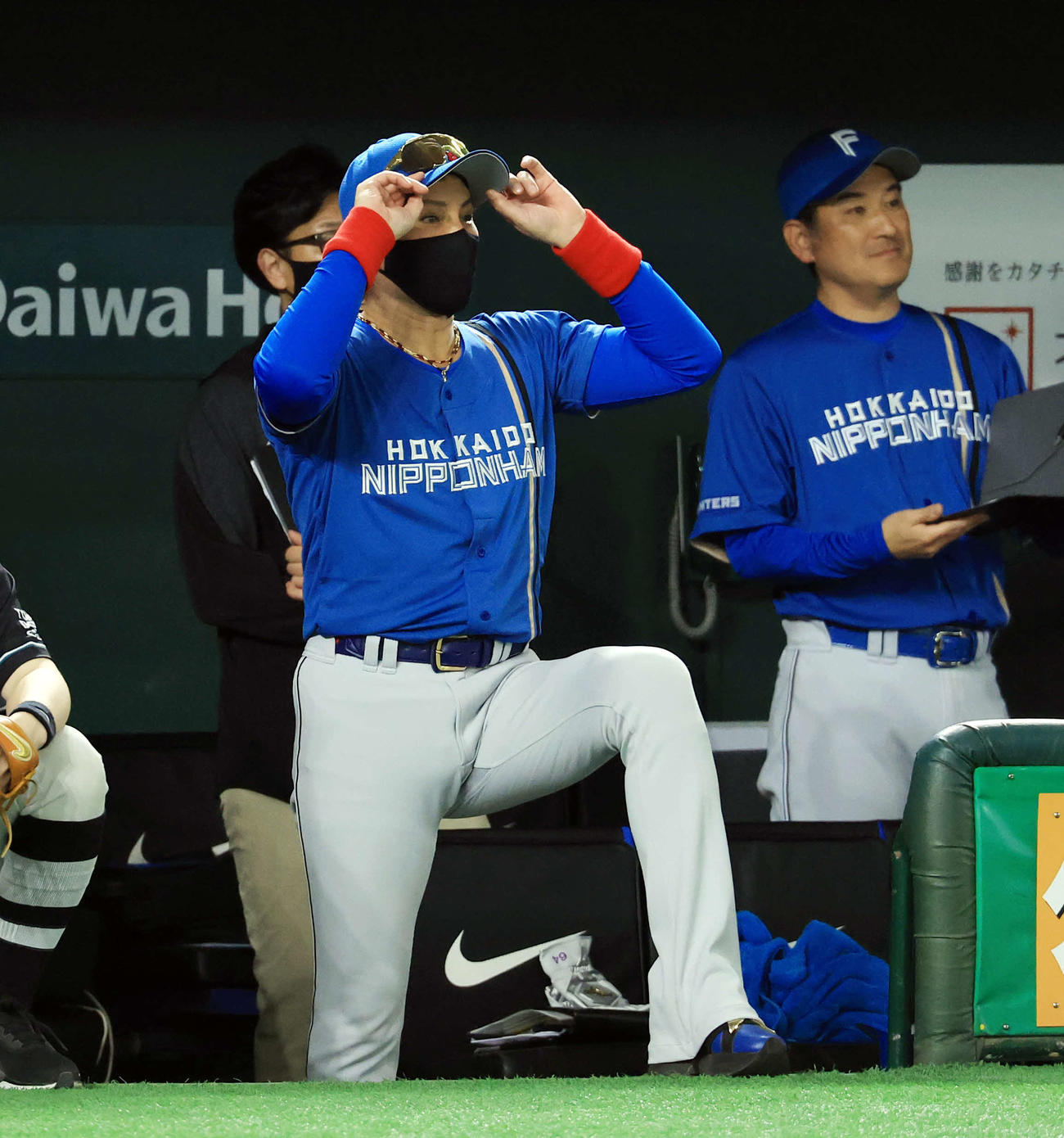 巨人対日本ハム　9回裏巨人の攻撃でベンチから身を乗り出す新庄監督（撮影・浅見桂子）