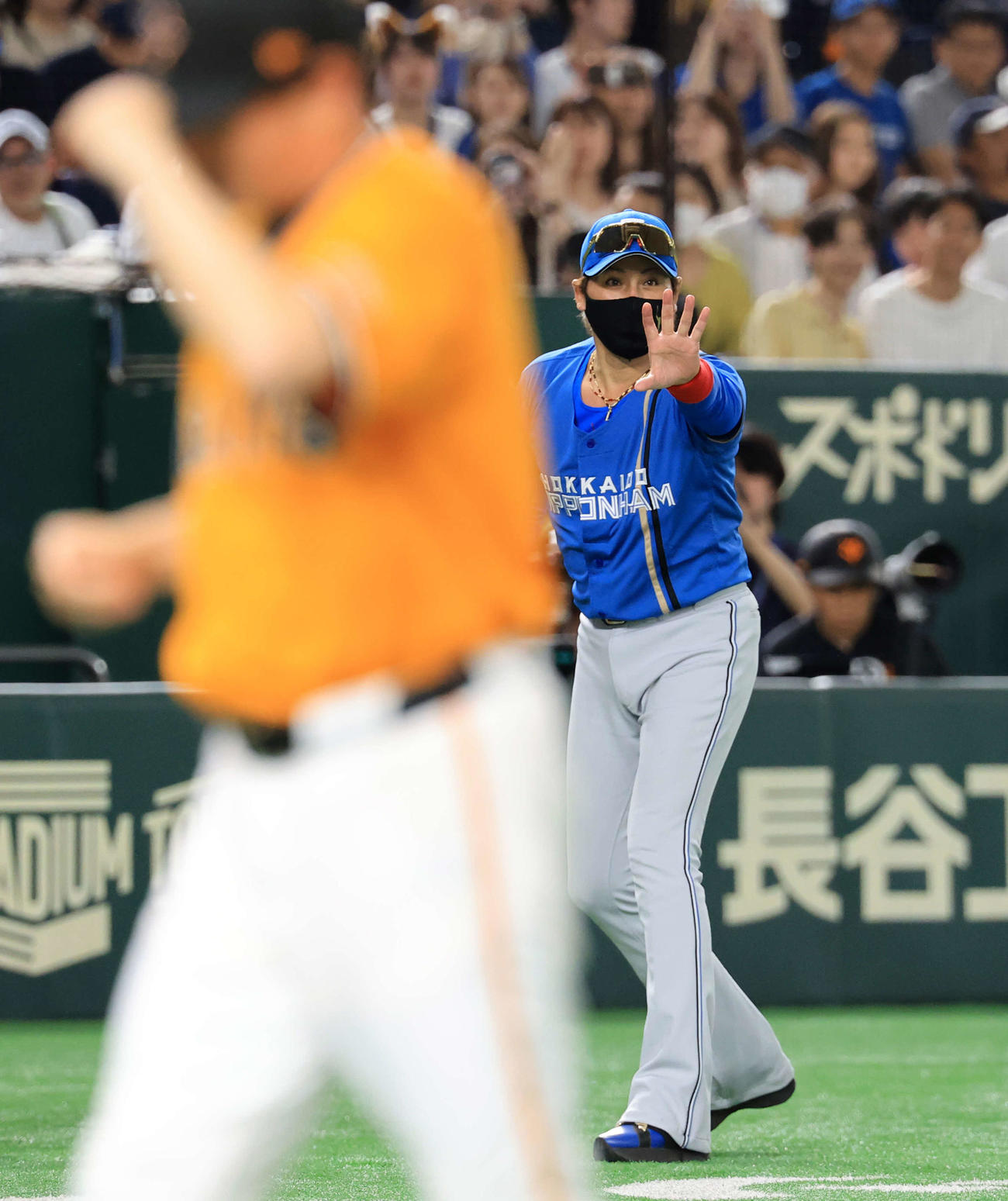 巨人対日本ハム　完勝し、手を広げてあいさつする日本ハム新庄監督（撮影・浅見桂子）