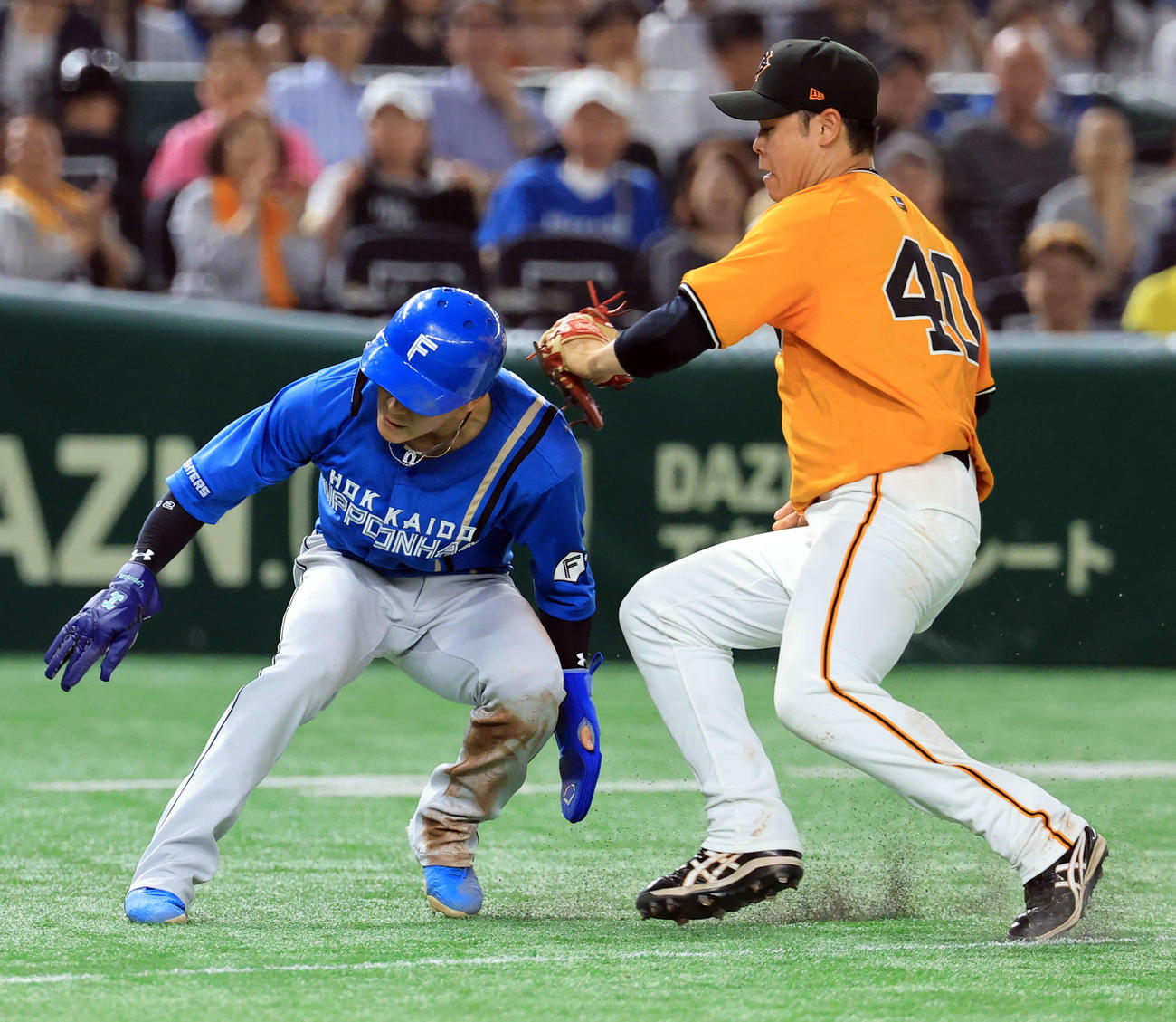 巨人対日本ハム　4回表日本ハム2死一、三塁、打者郡司の時、三塁本塁間で挟殺される矢沢（左）。右は中山（撮影・浅見桂子）
