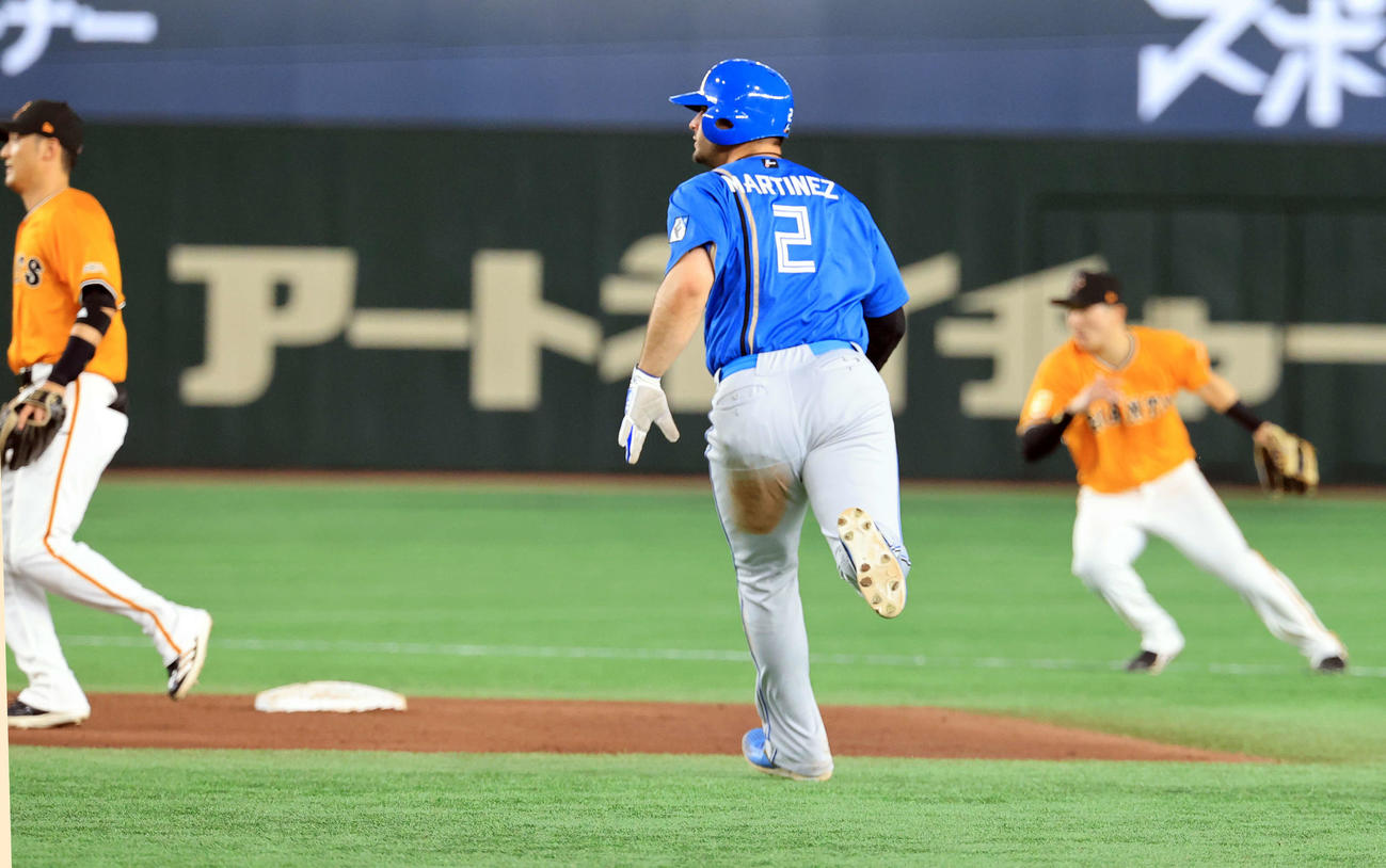 巨人対日本ハム　4回表日本ハム2死一、三塁、打者郡司の時、一塁走者マルティネスが二塁に走る（撮影・浅見桂子）