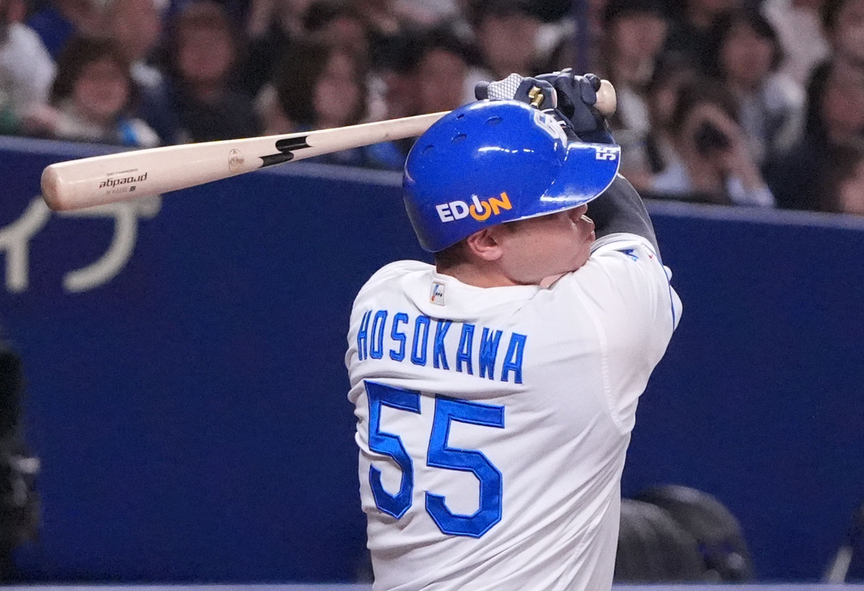 中日対オリックス　5回裏中日無死、中二塁打を放つ細川（撮影・森本幸一）