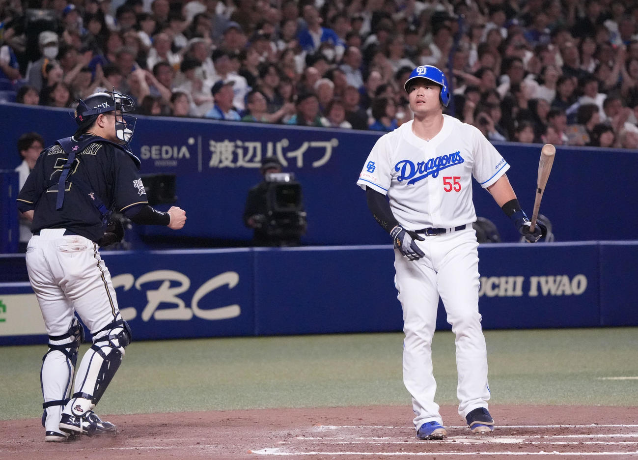 中日対オリックス　6回裏中日2死一、二塁、三振に倒れる細川（右）捕手は若月（撮影・森本幸一）