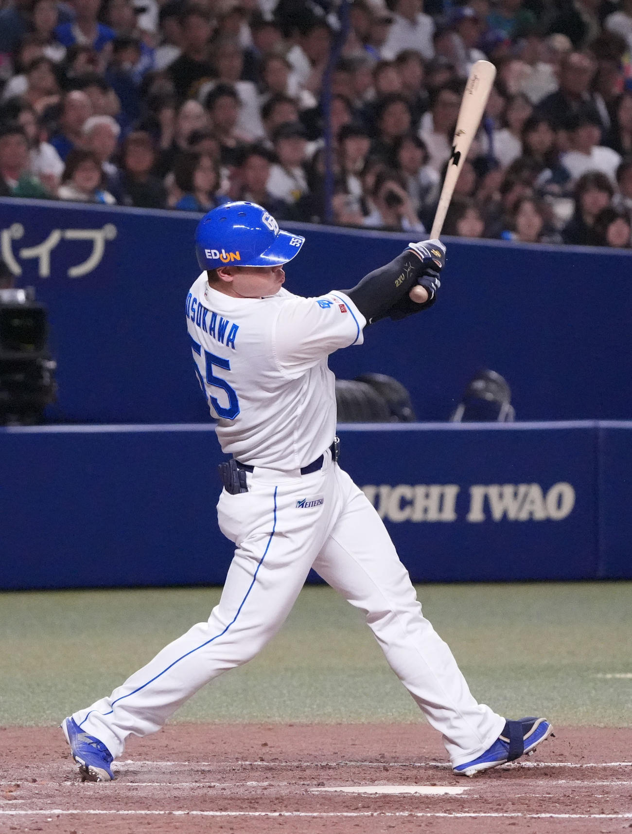 中日対オリックス　5回裏中日無死、中二塁打を放つ細川（撮影・森本幸一）