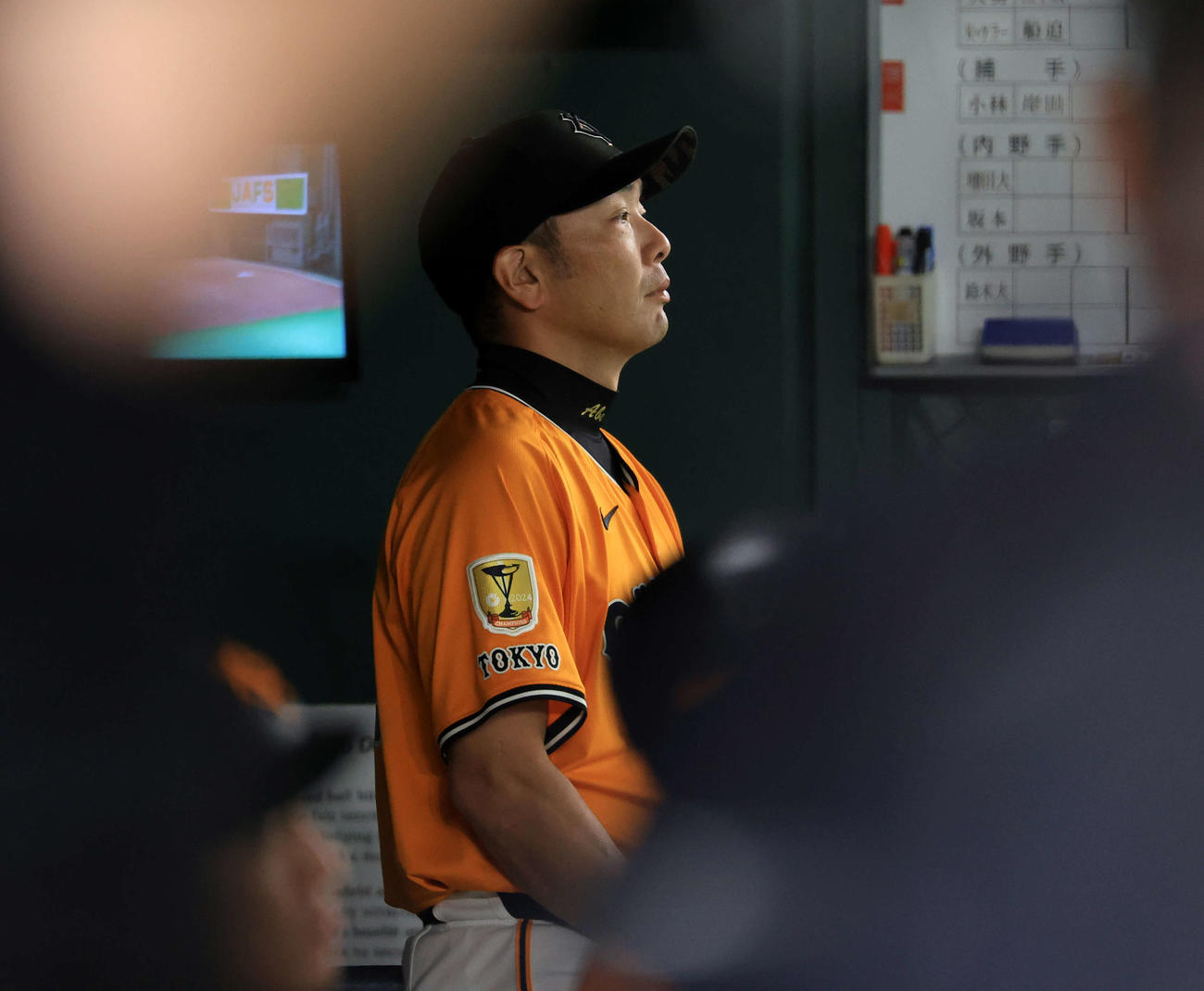 巨人対日本ハム　7回途中まで完全ペースで抑えられ、ぼう然と見つめる阿部監督（撮影・浅見桂子）