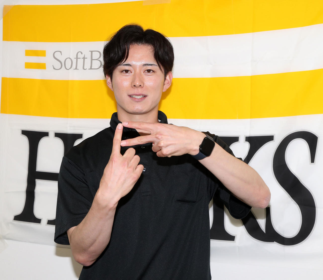 支配下契約を結んで会見し、PSポーズを作るソフトバンク川口（撮影・加藤哉）