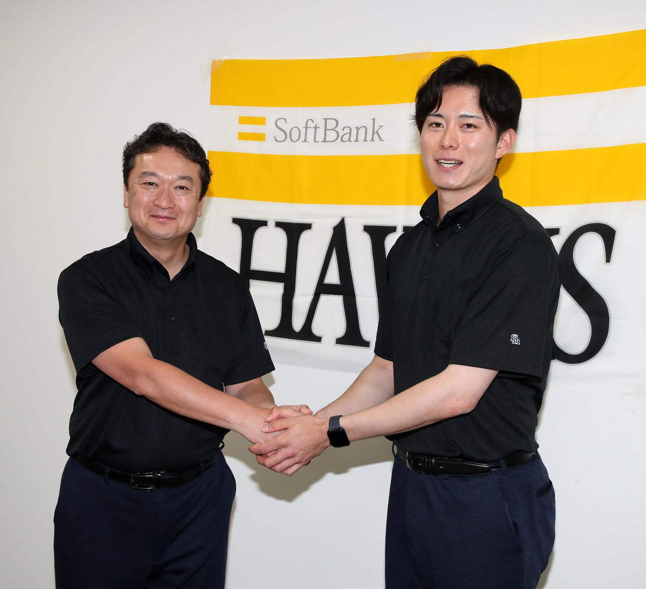 支配下契約を結んで三笠GM（左）と会見で握手するソフトバンク川口（撮影・加藤哉）