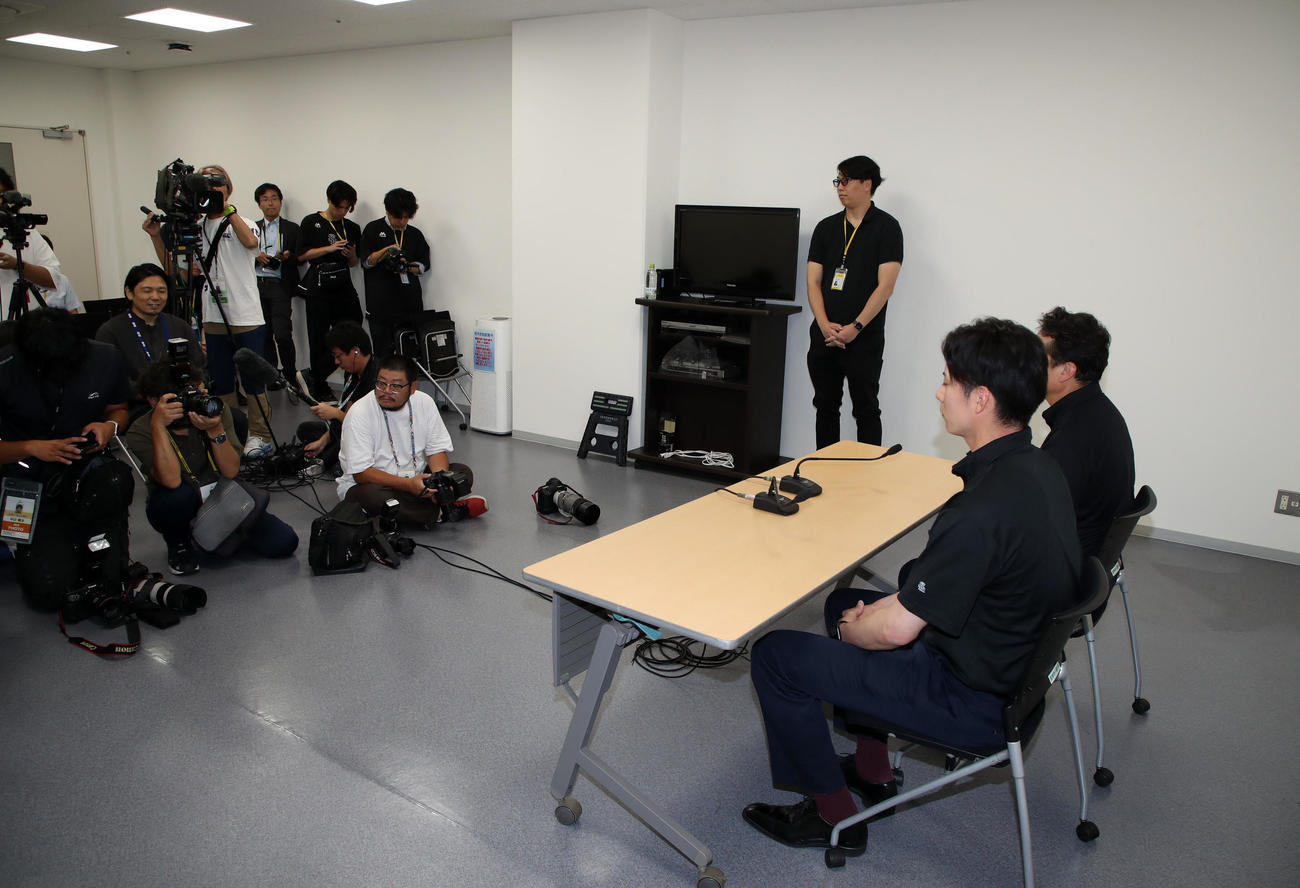阪神対ソフトバンク　支配下契約を結んで三笠GM（右）と会見するソフトバンク川口（撮影・加藤哉）