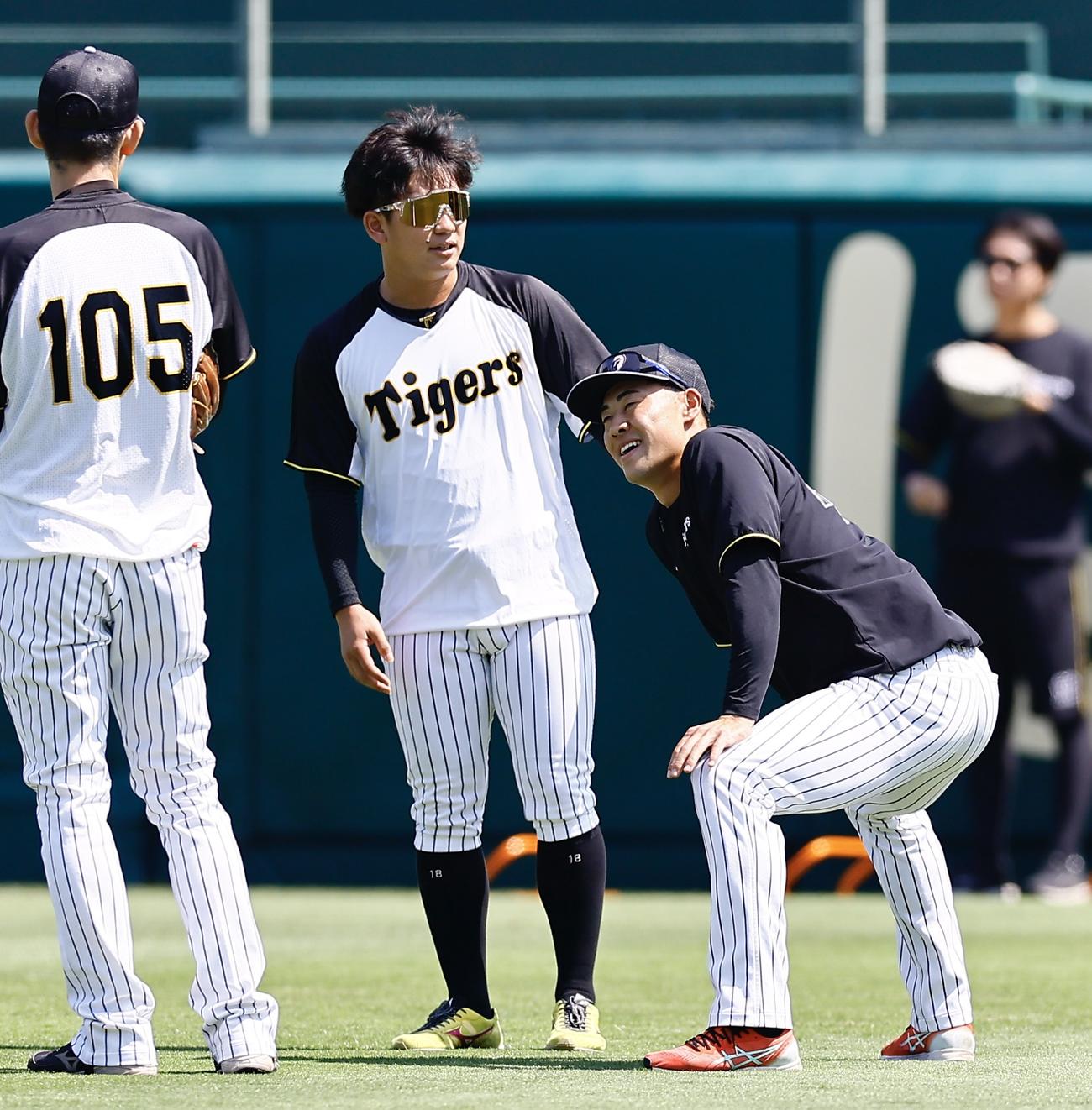 1軍に合流し、伊原（中央）らと話をする阪神佐野（右）（撮影・藤尾明華）