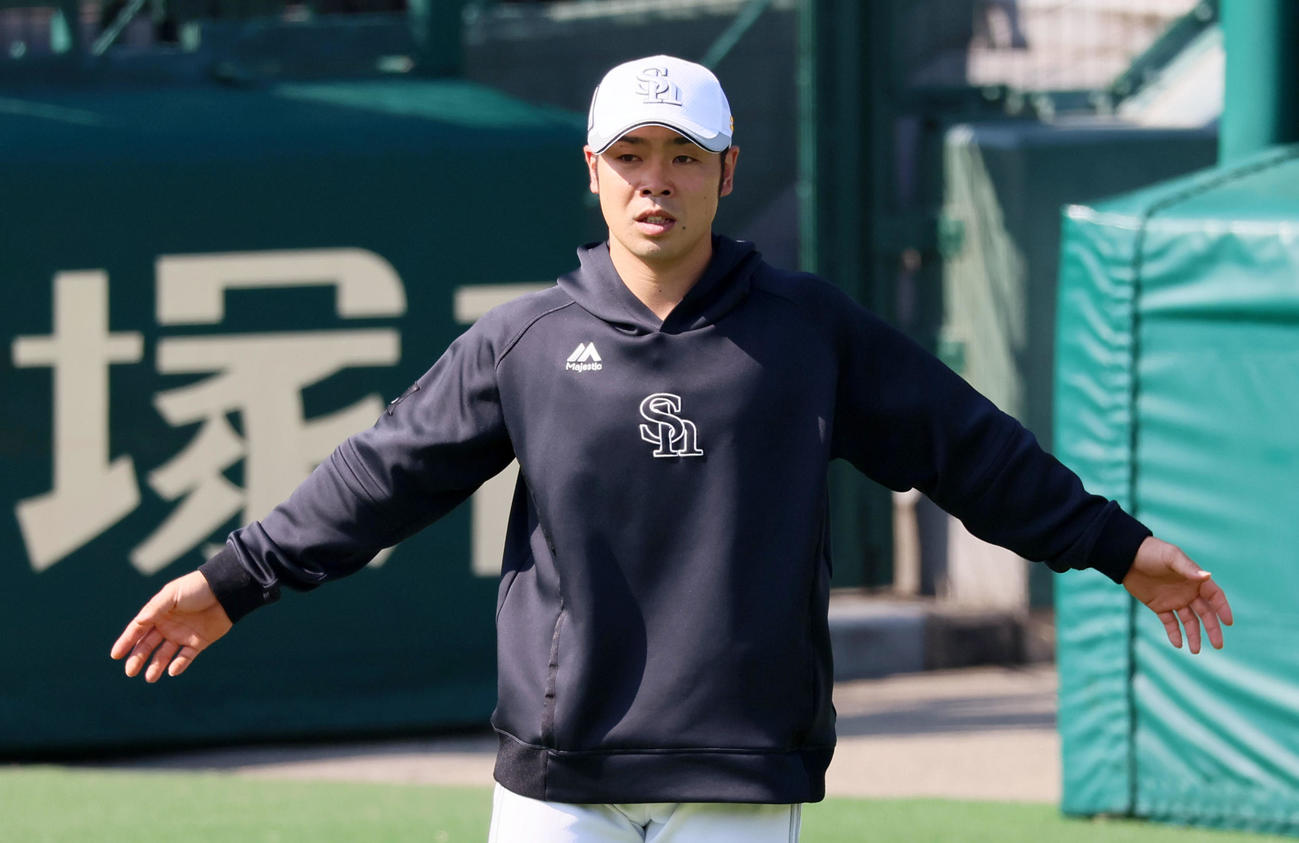 阪神対ソフトバンク　外野へ移動するソフトバンク近藤（撮影・加藤哉）