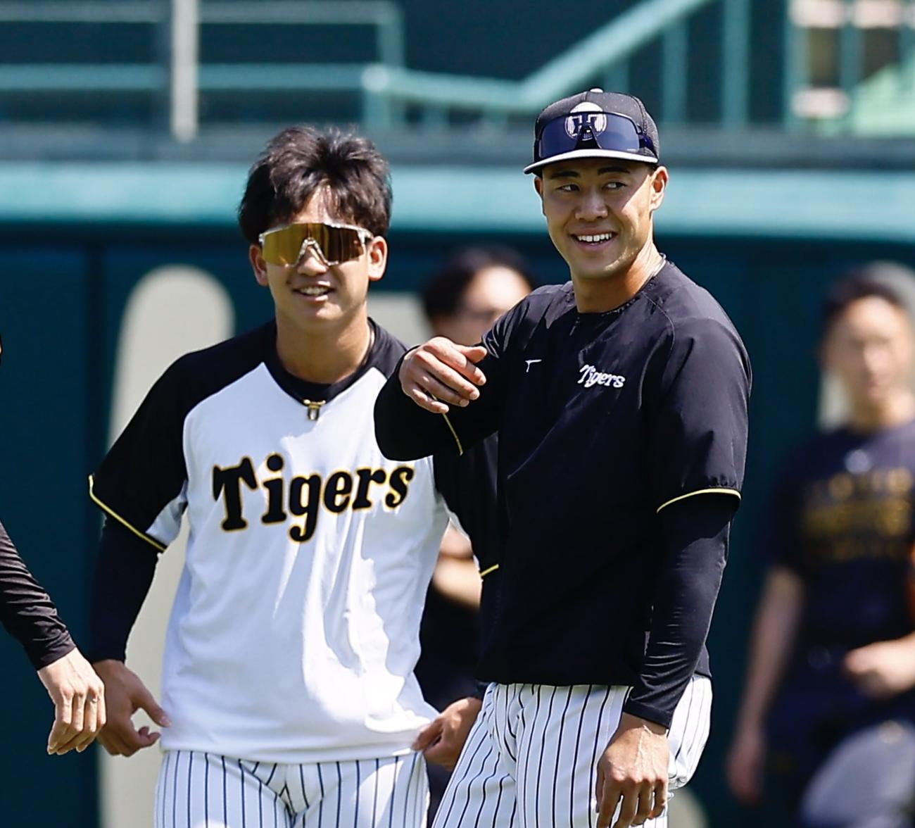 1軍に合流し、伊原（左）と笑顔を見せる阪神佐野（撮影・藤尾明華）