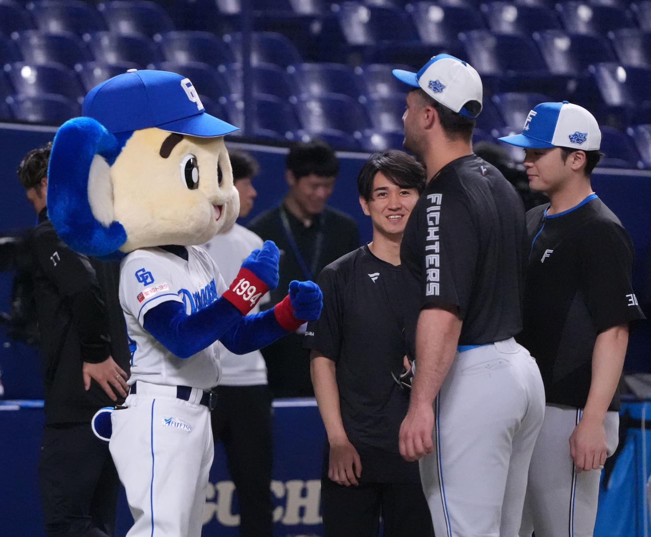 中日対日本ハム　試合前、ドアラからエールを送られる右から郡司、マルティネス（撮影・森本幸一）